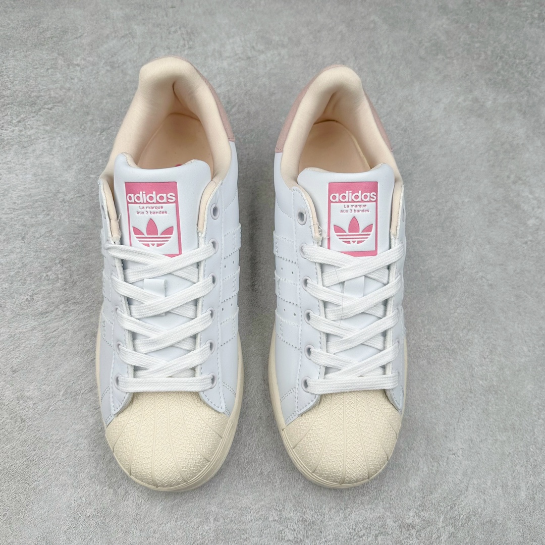 图片[2]-AD Originals Superstar 经典复古贝壳头板鞋 IF1802 诞生于1969年 是第一双将全皮面鞋 身与橡胶鞋头结合在一起的低帮篮球鞋 Superstar最开始 是作为高帮篮球鞋Pro Model的低帮版本而出现的 但因为其独特和醒目的橡胶鞋头造型而让大家熟知 被大家形象地称为\\\”shelltoe\\\”贝壳头 在70年代的美国职业篮球场上 接近3/4的NBA球员都将这双Superstar作为场上用鞋 80年代之后 经过不断的改良和发展 Superstar逐渐成为横跨时装、音乐、街头文化、休闲和运动等各大领域的时尚潮鞋 尺码：36 36.5 37 38 38.5 39 40 40.5 41 42 42.5 43 44 44.5 45-选品中心