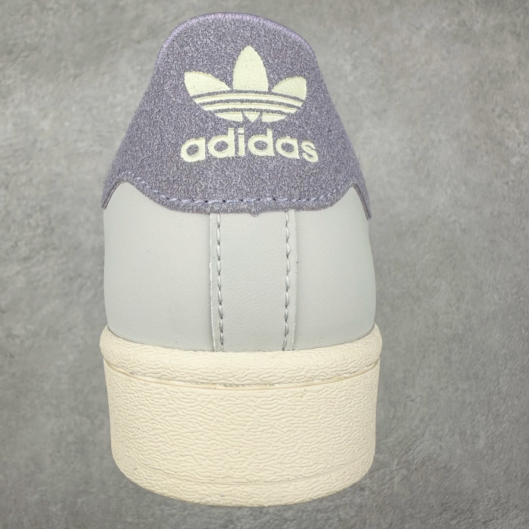 图片[8]-AD Originals Superstar 经典复古贝壳头板鞋 IF1804 诞生于1969年 是第一双将全皮面鞋 身与橡胶鞋头结合在一起的低帮篮球鞋 Superstar最开始 是作为高帮篮球鞋Pro Model的低帮版本而出现的 但因为其独特和醒目的橡胶鞋头造型而让大家熟知 被大家形象地称为\\\”shelltoe\\\”贝壳头 在70年代的美国职业篮球场上 接近3/4的NBA球员都将这双Superstar作为场上用鞋 80年代之后 经过不断的改良和发展 Superstar逐渐成为横跨时装、音乐、街头文化、休闲和运动等各大领域的时尚潮鞋 尺码：36 36.5 37 38 38.5 39 40 40.5 41 42 42.5 43 44 44.5 45-选品中心