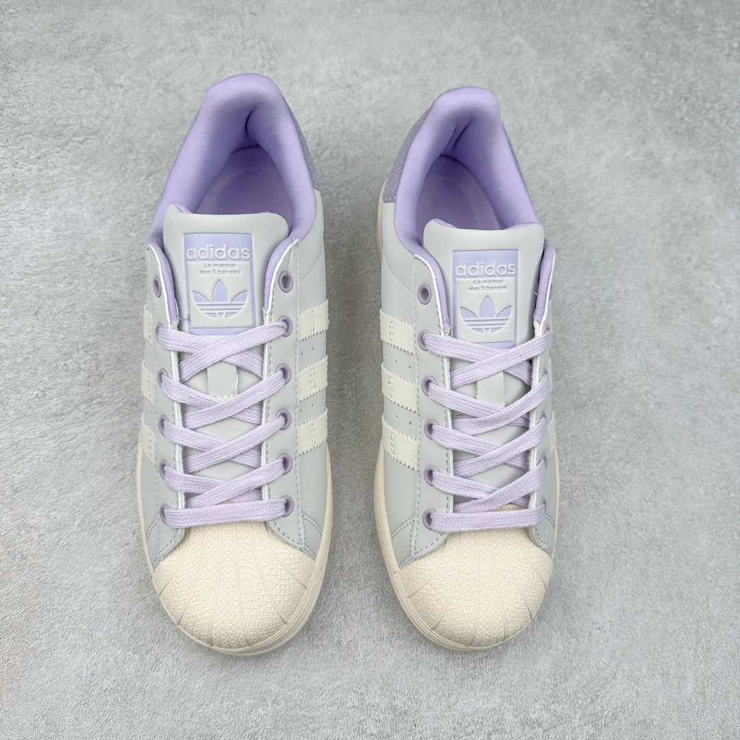 图片[2]-AD Originals Superstar 经典复古贝壳头板鞋 IF1804 诞生于1969年 是第一双将全皮面鞋 身与橡胶鞋头结合在一起的低帮篮球鞋 Superstar最开始 是作为高帮篮球鞋Pro Model的低帮版本而出现的 但因为其独特和醒目的橡胶鞋头造型而让大家熟知 被大家形象地称为\\\”shelltoe\\\”贝壳头 在70年代的美国职业篮球场上 接近3/4的NBA球员都将这双Superstar作为场上用鞋 80年代之后 经过不断的改良和发展 Superstar逐渐成为横跨时装、音乐、街头文化、休闲和运动等各大领域的时尚潮鞋 尺码：36 36.5 37 38 38.5 39 40 40.5 41 42 42.5 43 44 44.5 45-选品中心