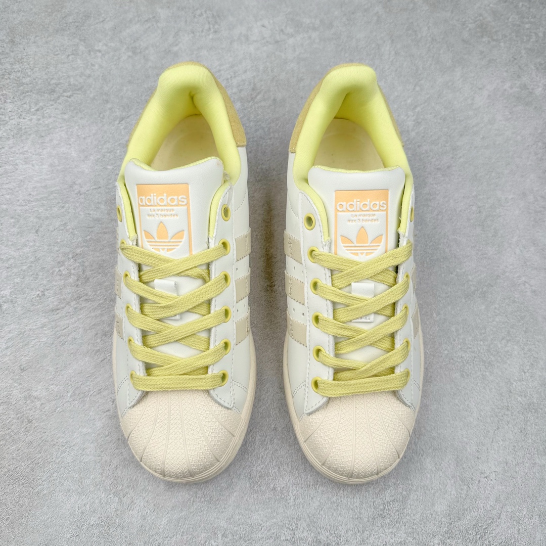 图片[2]-AD Originals Superstar 经典复古贝壳头板鞋 IF1805 诞生于1969年 是第一双将全皮面鞋 身与橡胶鞋头结合在一起的低帮篮球鞋 Superstar最开始 是作为高帮篮球鞋Pro Model的低帮版本而出现的 但因为其独特和醒目的橡胶鞋头造型而让大家熟知 被大家形象地称为\\\”shelltoe\\\”贝壳头 在70年代的美国职业篮球场上 接近3/4的NBA球员都将这双Superstar作为场上用鞋 80年代之后 经过不断的改良和发展 Superstar逐渐成为横跨时装、音乐、街头文化、休闲和运动等各大领域的时尚潮鞋 尺码：36 36.5 37 38 38.5 39 40 40.5 41 42 42.5 43 44 44.5 45-选品中心