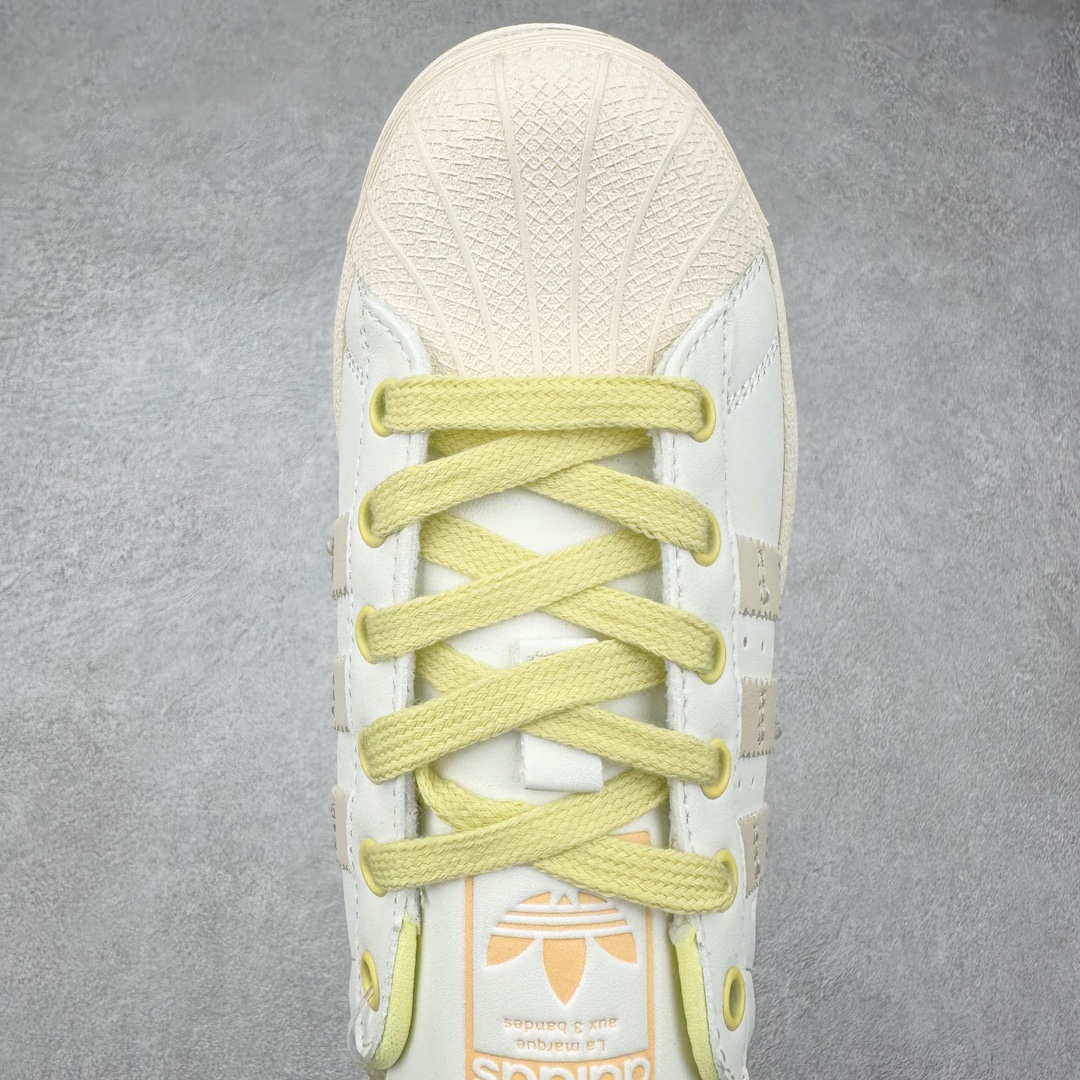 图片[4]-AD Originals Superstar 经典复古贝壳头板鞋 IF1805 诞生于1969年 是第一双将全皮面鞋 身与橡胶鞋头结合在一起的低帮篮球鞋 Superstar最开始 是作为高帮篮球鞋Pro Model的低帮版本而出现的 但因为其独特和醒目的橡胶鞋头造型而让大家熟知 被大家形象地称为\\\”shelltoe\\\”贝壳头 在70年代的美国职业篮球场上 接近3/4的NBA球员都将这双Superstar作为场上用鞋 80年代之后 经过不断的改良和发展 Superstar逐渐成为横跨时装、音乐、街头文化、休闲和运动等各大领域的时尚潮鞋 尺码：36 36.5 37 38 38.5 39 40 40.5 41 42 42.5 43 44 44.5 45-选品中心