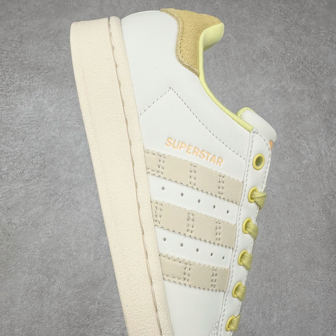 图片[6]-AD Originals Superstar 经典复古贝壳头板鞋 IF1805 诞生于1969年 是第一双将全皮面鞋 身与橡胶鞋头结合在一起的低帮篮球鞋 Superstar最开始 是作为高帮篮球鞋Pro Model的低帮版本而出现的 但因为其独特和醒目的橡胶鞋头造型而让大家熟知 被大家形象地称为\\\”shelltoe\\\”贝壳头 在70年代的美国职业篮球场上 接近3/4的NBA球员都将这双Superstar作为场上用鞋 80年代之后 经过不断的改良和发展 Superstar逐渐成为横跨时装、音乐、街头文化、休闲和运动等各大领域的时尚潮鞋 尺码：36 36.5 37 38 38.5 39 40 40.5 41 42 42.5 43 44 44.5 45-选品中心