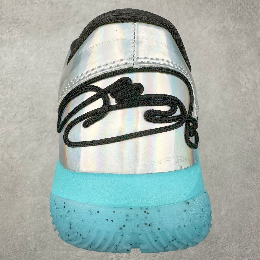 图片[8]-NK LeBron XXII 詹姆斯22代签名实战篮球鞋 FZ1095-106 采用全新中足鞋鞍翼结构，作为护栏保护的同时提供自然的控制感和稳定性，令下一代运动员能够自信锁定、起跳并突破极限。该鞋款中底还采用了Cushlon 2.0泡绵，以提升每一步的舒适感受，同时后掌与前掌的Air Zoom技术确保强劲的推进力和柔软的落地感。低帮设计助力运动员保持场地感，在维持控制的同时能够毫无拘束地移动。外底，包括抓地区域，专为支持关键动作而设计，例如勒布朗的试探步、反向转身、起跳和后撤步。LeBron XXII融合了性能与奢华，采用优质材料、高性能结构和精致细节，旨在满足从硬木球场到好莱坞聚光灯下多种场地与场景的需求。勒布朗的个人风格贯穿整双鞋款，从受其设计影响获得启发的大胆、颠覆性配色，到融入后跟的个人签名，赋予鞋款独特又极具个人特色的质感。尺码：40 40.5 41 42 42.5 43 44 44.5 45 46-选品中心