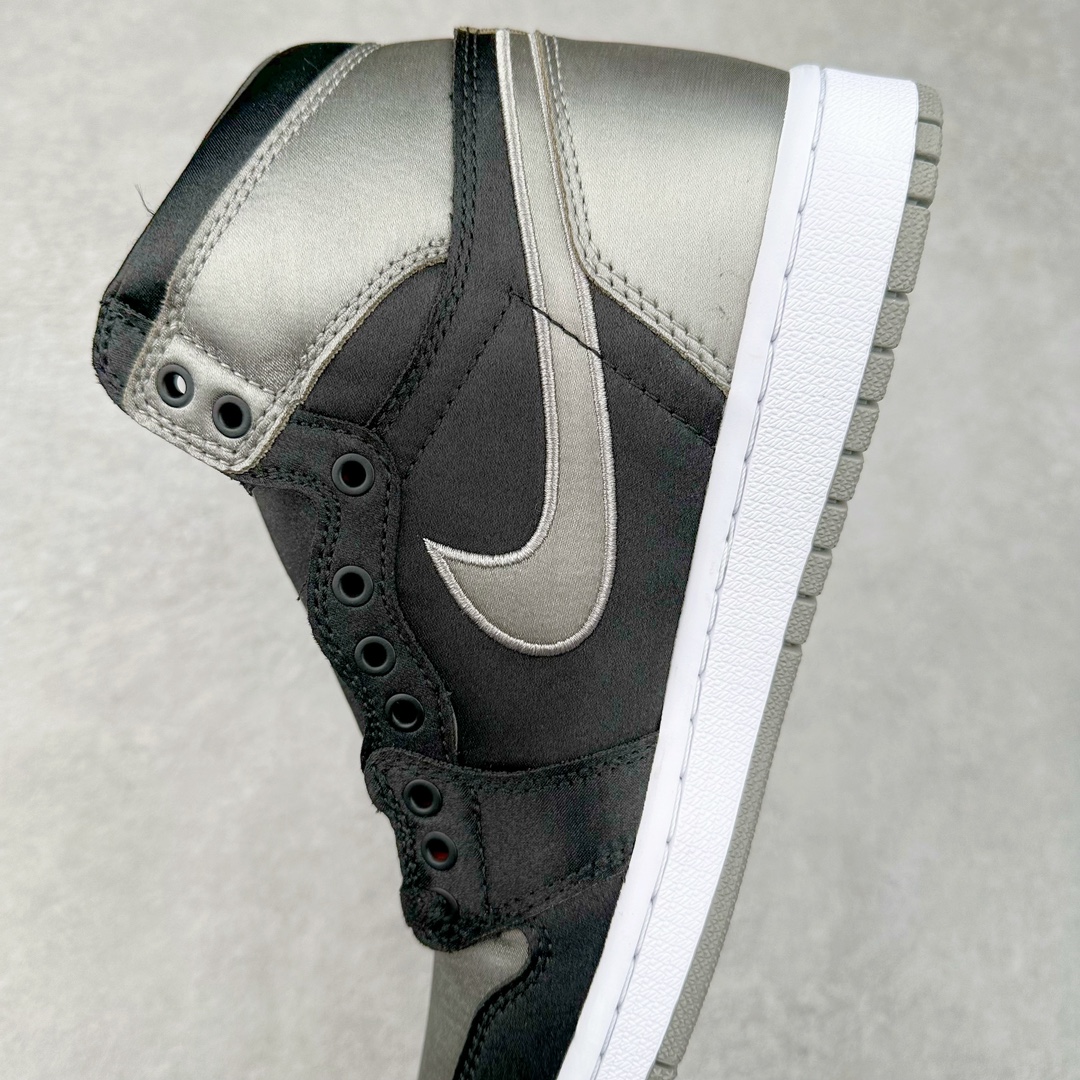 图片[7]-＃KZ神版莞产 Air Jordan AJ1 Retro High 黑银丝绸 FD4810-010 外贸特供批次 终端控货优势输出 新配色不断更新开发 市场中端王者 全套原纸板楦头开发 确保原汁原味 完美呈现一代版型 一比一鞋头弧度高度鞋身弧度 此版本只针对中端市场 细节品控鞋型随意秒杀市面同价位 鞋型完美 不臃肿别扭 头层皮料加持 用料绝不含糊 进口玻璃冲刀皮料裁剪零毛边 电脑针车工艺 超高鞋面清洁度 最高QC检验标准 控制溢胶瑕疵 原盒原配 飞翼3D高频深度立体 工艺方面大到整体鞋型 漏斗收腰 底线拉帮 LOGO立体程度 小到针眼排布 载片对称 冲孔效果 鞋标规范 鞋垫背胶等等 无一不是口碑收割 每双都是一个回头客 尺码：36 36.5 37.5 38 38.5 39 40 40.5 41 42 42.5 43 44 44.5 45 46 47.5-选品中心