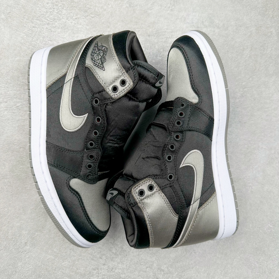 图片[3]-＃KZ神版莞产 Air Jordan AJ1 Retro High 黑银丝绸 FD4810-010 外贸特供批次 终端控货优势输出 新配色不断更新开发 市场中端王者 全套原纸板楦头开发 确保原汁原味 完美呈现一代版型 一比一鞋头弧度高度鞋身弧度 此版本只针对中端市场 细节品控鞋型随意秒杀市面同价位 鞋型完美 不臃肿别扭 头层皮料加持 用料绝不含糊 进口玻璃冲刀皮料裁剪零毛边 电脑针车工艺 超高鞋面清洁度 最高QC检验标准 控制溢胶瑕疵 原盒原配 飞翼3D高频深度立体 工艺方面大到整体鞋型 漏斗收腰 底线拉帮 LOGO立体程度 小到针眼排布 载片对称 冲孔效果 鞋标规范 鞋垫背胶等等 无一不是口碑收割 每双都是一个回头客 尺码：36 36.5 37.5 38 38.5 39 40 40.5 41 42 42.5 43 44 44.5 45 46 47.5-选品中心