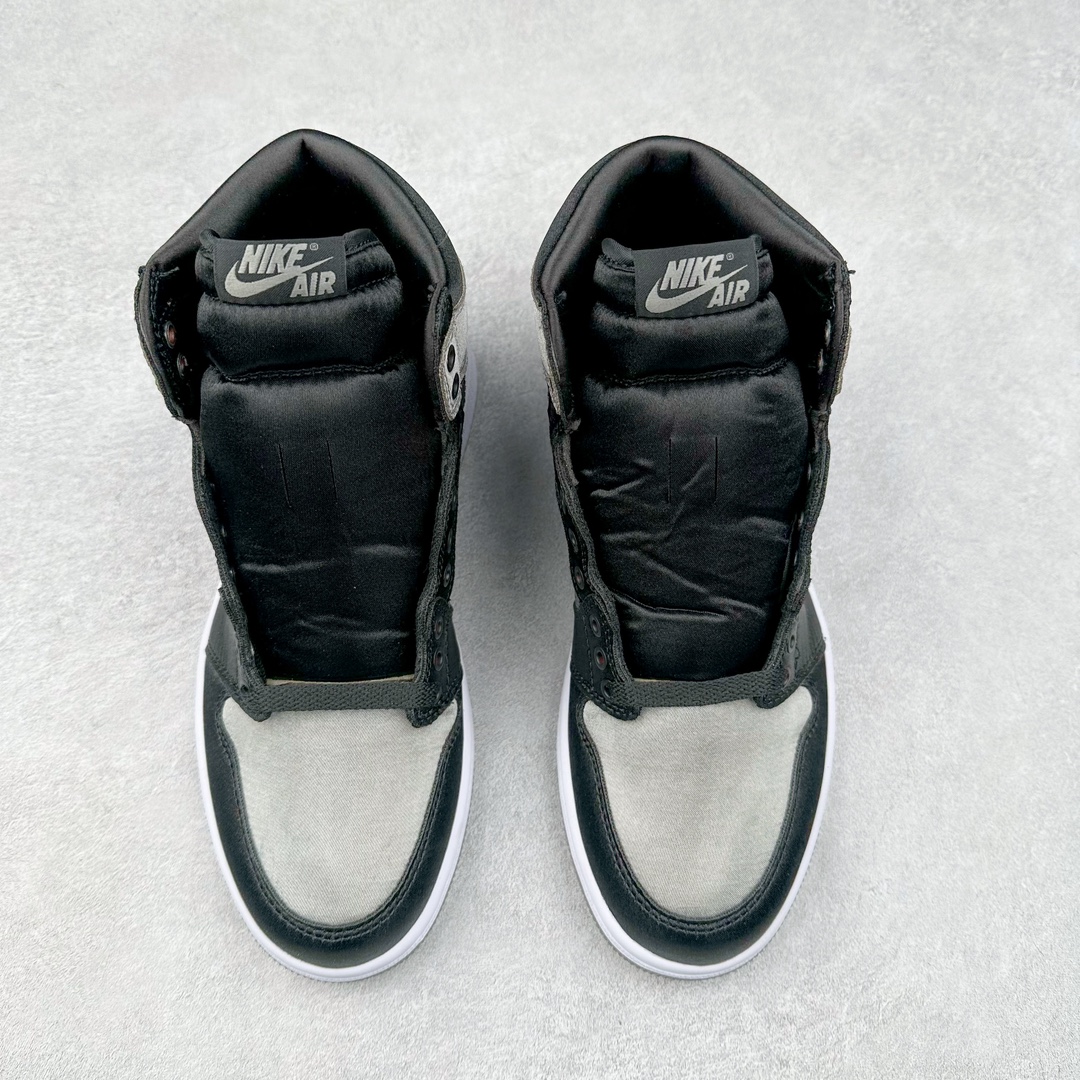 图片[2]-＃KZ神版莞产 Air Jordan AJ1 Retro High 黑银丝绸 FD4810-010 外贸特供批次 终端控货优势输出 新配色不断更新开发 市场中端王者 全套原纸板楦头开发 确保原汁原味 完美呈现一代版型 一比一鞋头弧度高度鞋身弧度 此版本只针对中端市场 细节品控鞋型随意秒杀市面同价位 鞋型完美 不臃肿别扭 头层皮料加持 用料绝不含糊 进口玻璃冲刀皮料裁剪零毛边 电脑针车工艺 超高鞋面清洁度 最高QC检验标准 控制溢胶瑕疵 原盒原配 飞翼3D高频深度立体 工艺方面大到整体鞋型 漏斗收腰 底线拉帮 LOGO立体程度 小到针眼排布 载片对称 冲孔效果 鞋标规范 鞋垫背胶等等 无一不是口碑收割 每双都是一个回头客 尺码：36 36.5 37.5 38 38.5 39 40 40.5 41 42 42.5 43 44 44.5 45 46 47.5-选品中心