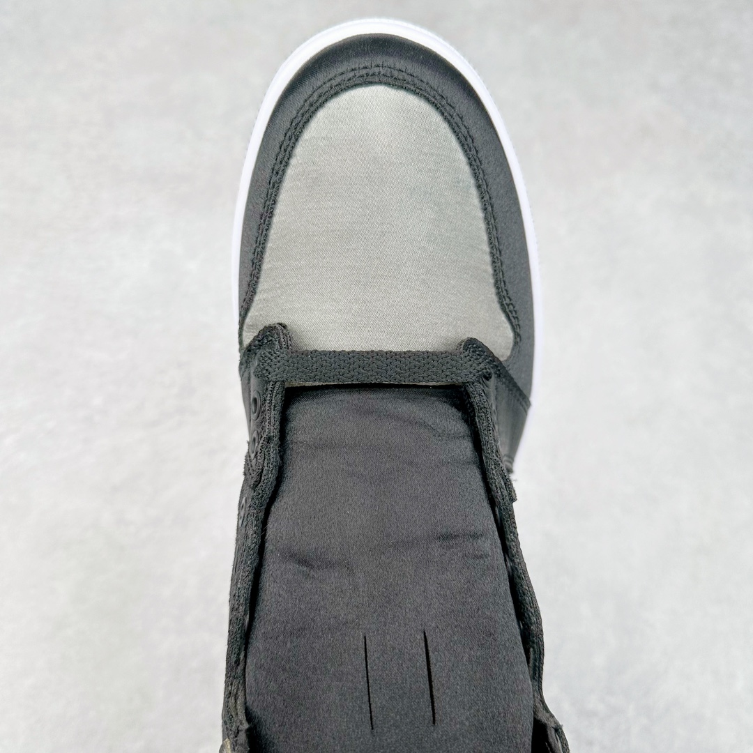 图片[4]-＃KZ神版莞产 Air Jordan AJ1 Retro High 黑银丝绸 FD4810-010 外贸特供批次 终端控货优势输出 新配色不断更新开发 市场中端王者 全套原纸板楦头开发 确保原汁原味 完美呈现一代版型 一比一鞋头弧度高度鞋身弧度 此版本只针对中端市场 细节品控鞋型随意秒杀市面同价位 鞋型完美 不臃肿别扭 头层皮料加持 用料绝不含糊 进口玻璃冲刀皮料裁剪零毛边 电脑针车工艺 超高鞋面清洁度 最高QC检验标准 控制溢胶瑕疵 原盒原配 飞翼3D高频深度立体 工艺方面大到整体鞋型 漏斗收腰 底线拉帮 LOGO立体程度 小到针眼排布 载片对称 冲孔效果 鞋标规范 鞋垫背胶等等 无一不是口碑收割 每双都是一个回头客 尺码：36 36.5 37.5 38 38.5 39 40 40.5 41 42 42.5 43 44 44.5 45 46 47.5-选品中心