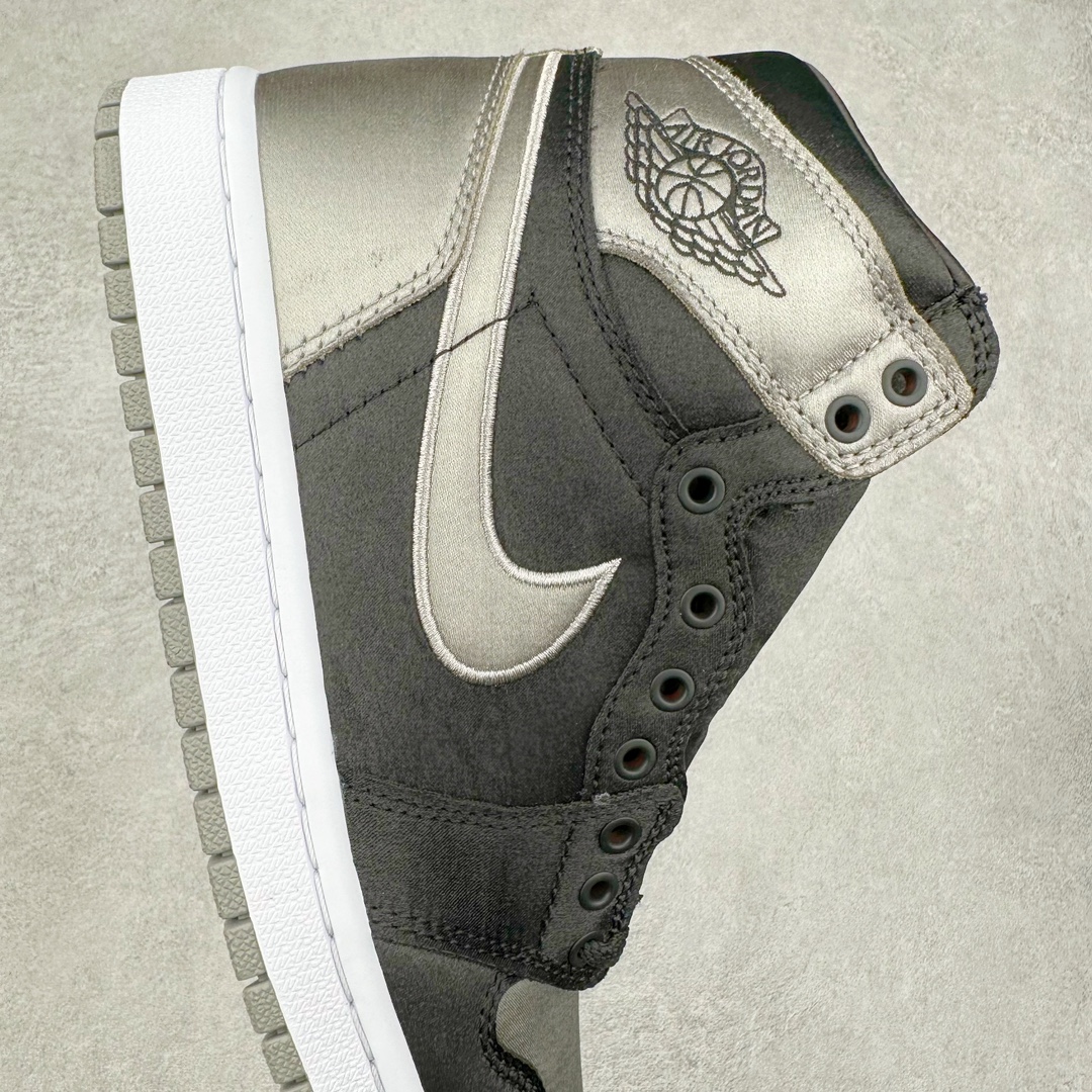 图片[6]-＃KZ神版莞产 Air Jordan AJ1 Retro High 黑银丝绸 FD4810-010 外贸特供批次 终端控货优势输出 新配色不断更新开发 市场中端王者 全套原纸板楦头开发 确保原汁原味 完美呈现一代版型 一比一鞋头弧度高度鞋身弧度 此版本只针对中端市场 细节品控鞋型随意秒杀市面同价位 鞋型完美 不臃肿别扭 头层皮料加持 用料绝不含糊 进口玻璃冲刀皮料裁剪零毛边 电脑针车工艺 超高鞋面清洁度 最高QC检验标准 控制溢胶瑕疵 原盒原配 飞翼3D高频深度立体 工艺方面大到整体鞋型 漏斗收腰 底线拉帮 LOGO立体程度 小到针眼排布 载片对称 冲孔效果 鞋标规范 鞋垫背胶等等 无一不是口碑收割 每双都是一个回头客 尺码：36 36.5 37.5 38 38.5 39 40 40.5 41 42 42.5 43 44 44.5 45 46 47.5-选品中心