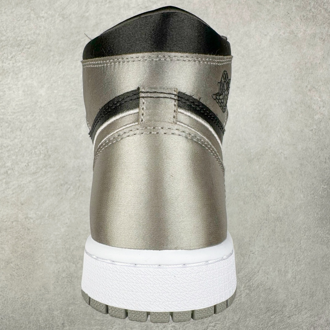 图片[8]-＃KZ神版莞产 Air Jordan AJ1 Retro High 黑银丝绸 FD4810-010 外贸特供批次 终端控货优势输出 新配色不断更新开发 市场中端王者 全套原纸板楦头开发 确保原汁原味 完美呈现一代版型 一比一鞋头弧度高度鞋身弧度 此版本只针对中端市场 细节品控鞋型随意秒杀市面同价位 鞋型完美 不臃肿别扭 头层皮料加持 用料绝不含糊 进口玻璃冲刀皮料裁剪零毛边 电脑针车工艺 超高鞋面清洁度 最高QC检验标准 控制溢胶瑕疵 原盒原配 飞翼3D高频深度立体 工艺方面大到整体鞋型 漏斗收腰 底线拉帮 LOGO立体程度 小到针眼排布 载片对称 冲孔效果 鞋标规范 鞋垫背胶等等 无一不是口碑收割 每双都是一个回头客 尺码：36 36.5 37.5 38 38.5 39 40 40.5 41 42 42.5 43 44 44.5 45 46 47.5-选品中心