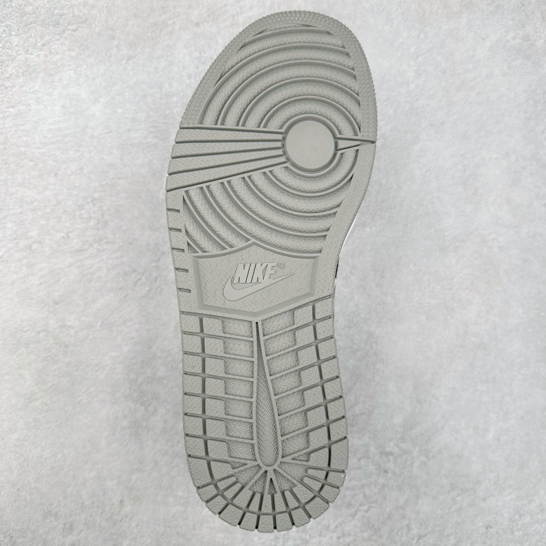 图片[9]-＃KZ神版莞产 Air Jordan AJ1 Retro High 黑银丝绸 FD4810-010 外贸特供批次 终端控货优势输出 新配色不断更新开发 市场中端王者 全套原纸板楦头开发 确保原汁原味 完美呈现一代版型 一比一鞋头弧度高度鞋身弧度 此版本只针对中端市场 细节品控鞋型随意秒杀市面同价位 鞋型完美 不臃肿别扭 头层皮料加持 用料绝不含糊 进口玻璃冲刀皮料裁剪零毛边 电脑针车工艺 超高鞋面清洁度 最高QC检验标准 控制溢胶瑕疵 原盒原配 飞翼3D高频深度立体 工艺方面大到整体鞋型 漏斗收腰 底线拉帮 LOGO立体程度 小到针眼排布 载片对称 冲孔效果 鞋标规范 鞋垫背胶等等 无一不是口碑收割 每双都是一个回头客 尺码：36 36.5 37.5 38 38.5 39 40 40.5 41 42 42.5 43 44 44.5 45 46 47.5-选品中心