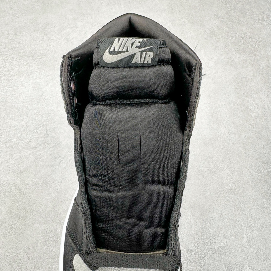 图片[5]-＃KZ神版莞产 Air Jordan AJ1 Retro High 黑银丝绸 FD4810-010 外贸特供批次 终端控货优势输出 新配色不断更新开发 市场中端王者 全套原纸板楦头开发 确保原汁原味 完美呈现一代版型 一比一鞋头弧度高度鞋身弧度 此版本只针对中端市场 细节品控鞋型随意秒杀市面同价位 鞋型完美 不臃肿别扭 头层皮料加持 用料绝不含糊 进口玻璃冲刀皮料裁剪零毛边 电脑针车工艺 超高鞋面清洁度 最高QC检验标准 控制溢胶瑕疵 原盒原配 飞翼3D高频深度立体 工艺方面大到整体鞋型 漏斗收腰 底线拉帮 LOGO立体程度 小到针眼排布 载片对称 冲孔效果 鞋标规范 鞋垫背胶等等 无一不是口碑收割 每双都是一个回头客 尺码：36 36.5 37.5 38 38.5 39 40 40.5 41 42 42.5 43 44 44.5 45 46 47.5-选品中心