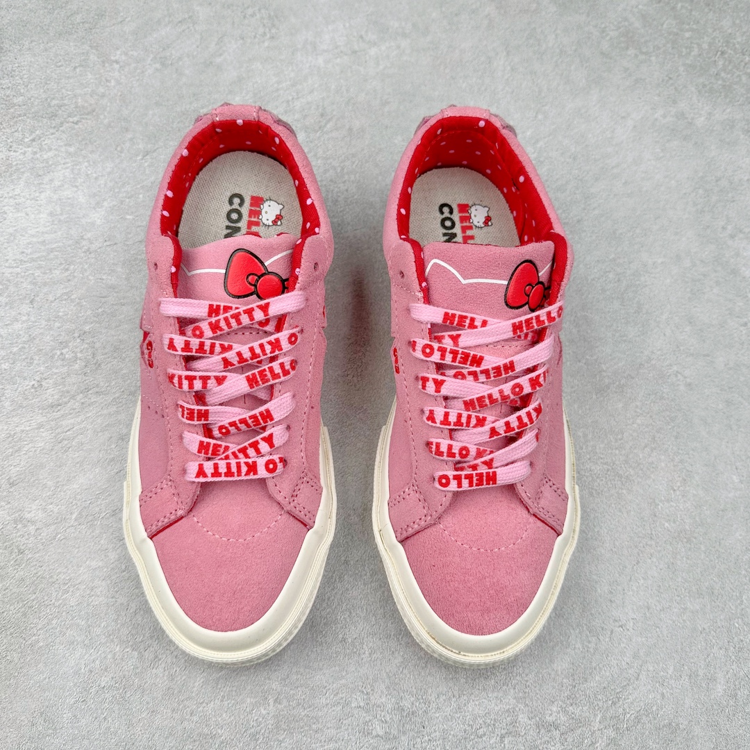 图片[2]-Converse x Hello Kitty 联名 结合经典的One Star鞋款 粉色鞋身 侧面星星搭配刺绣蝴蝶结 呈现风格极为有趣 少女心十足 细节点缀更是非常巧妙 充满趣味性 彻底释放你的公举心 翻毛皮材质 柔软细腻 两副鞋带 可替换使用或花式系带 根据服饰的色彩随意切换造型！ 货号：162939C 尺码：35 36 39.5 37 37.5 38 39 40 41 41.5 42 42.5 43 44-选品中心