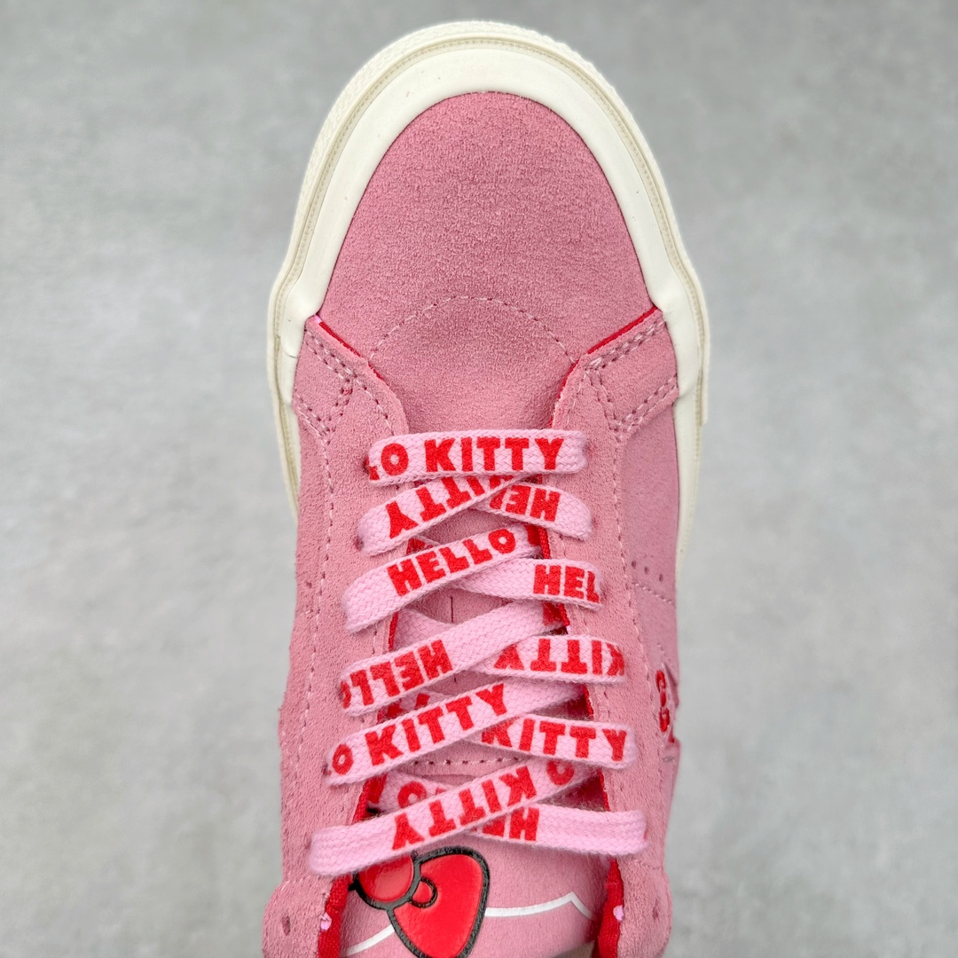 图片[4]-Converse x Hello Kitty 联名 结合经典的One Star鞋款 粉色鞋身 侧面星星搭配刺绣蝴蝶结 呈现风格极为有趣 少女心十足 细节点缀更是非常巧妙 充满趣味性 彻底释放你的公举心 翻毛皮材质 柔软细腻 两副鞋带 可替换使用或花式系带 根据服饰的色彩随意切换造型！ 货号：162939C 尺码：35 36 39.5 37 37.5 38 39 40 41 41.5 42 42.5 43 44-选品中心