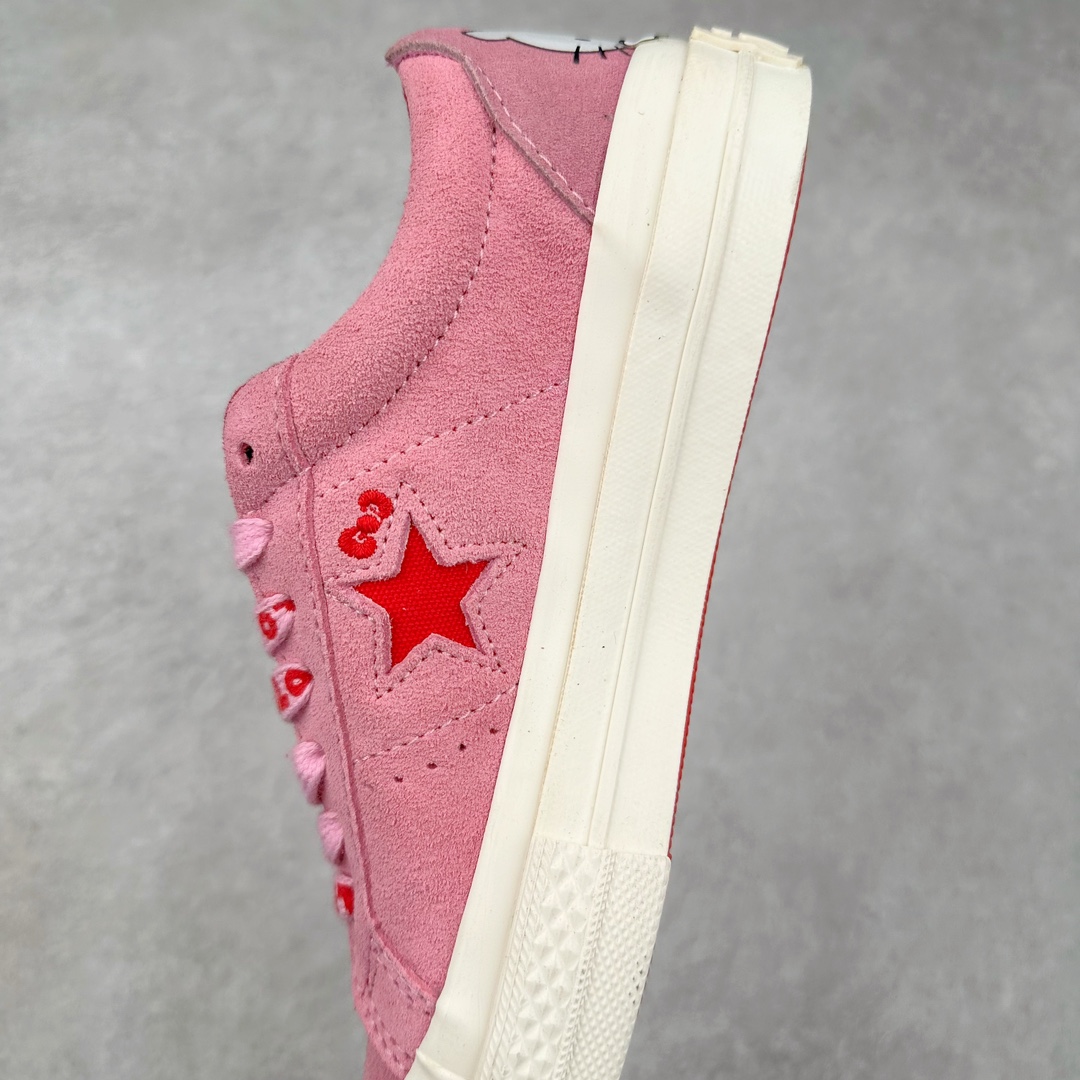 图片[7]-Converse x Hello Kitty 联名 结合经典的One Star鞋款 粉色鞋身 侧面星星搭配刺绣蝴蝶结 呈现风格极为有趣 少女心十足 细节点缀更是非常巧妙 充满趣味性 彻底释放你的公举心 翻毛皮材质 柔软细腻 两副鞋带 可替换使用或花式系带 根据服饰的色彩随意切换造型！ 货号：162939C 尺码：35 36 39.5 37 37.5 38 39 40 41 41.5 42 42.5 43 44-选品中心