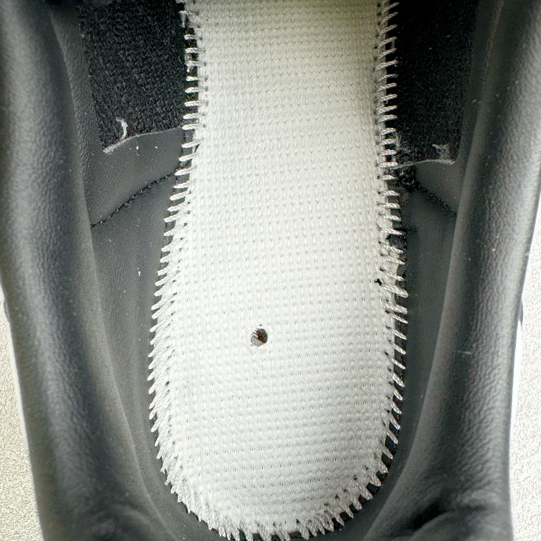 图片[11]-＃CS纯原 AD Original Samba OG 复古经典轻便板鞋 黑白 B75807 原装头层牛皮加持 正确烫金高频细节 原装纳米超迁皮料 独家私模橡胶大底 原盒原配 正确黑色中底布 过宽过胶 这款桑巴鞋展示了高质量的工艺 带有装饰的超锁缝制和无缝的手感 柔软、柔软的皮革造型和标志性的3条纹完成了精致的外观 正规合身鞋带 鞋面上有绒面鞋垫 橡胶鞋底 享受正畸套筒软感 自50年代首次亮相以来就一直在赢得粉丝的青睐 尺码：36 36.5 37.5 38 38.5 39 40 40.5 41 42 42.5 43 44 44.5 45-选品中心