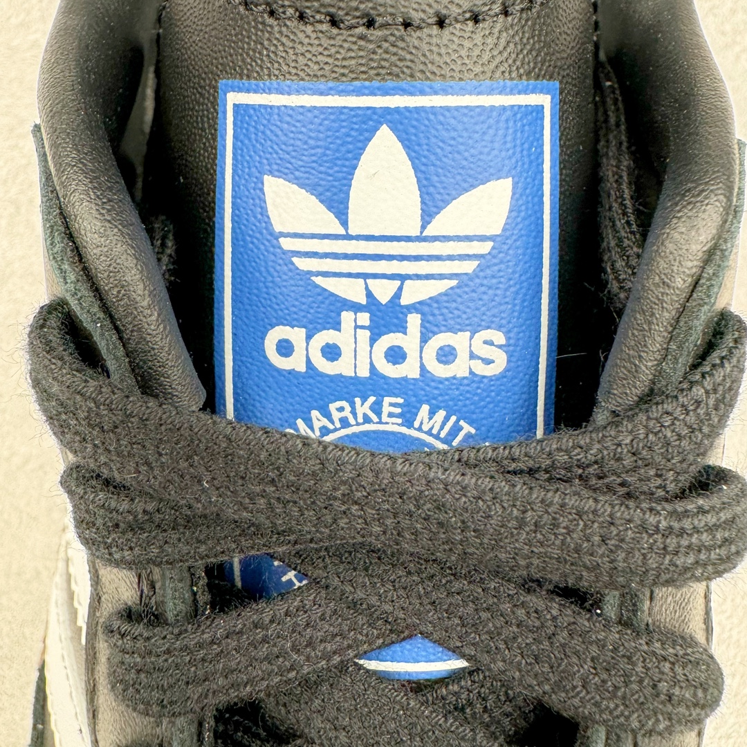 图片[14]-＃CS纯原 AD Original Samba OG 复古经典轻便板鞋 黑白 B75807 原装头层牛皮加持 正确烫金高频细节 原装纳米超迁皮料 独家私模橡胶大底 原盒原配 正确黑色中底布 过宽过胶 这款桑巴鞋展示了高质量的工艺 带有装饰的超锁缝制和无缝的手感 柔软、柔软的皮革造型和标志性的3条纹完成了精致的外观 正规合身鞋带 鞋面上有绒面鞋垫 橡胶鞋底 享受正畸套筒软感 自50年代首次亮相以来就一直在赢得粉丝的青睐 尺码：36 36.5 37.5 38 38.5 39 40 40.5 41 42 42.5 43 44 44.5 45-选品中心