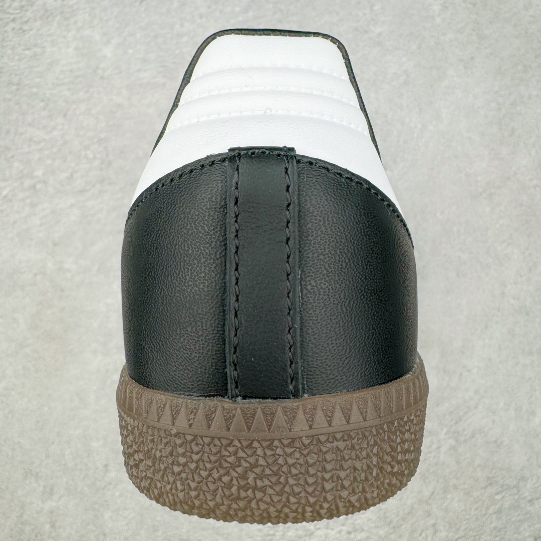 图片[8]-＃CS纯原 AD Original Samba OG 复古经典轻便板鞋 黑白 B75807 原装头层牛皮加持 正确烫金高频细节 原装纳米超迁皮料 独家私模橡胶大底 原盒原配 正确黑色中底布 过宽过胶 这款桑巴鞋展示了高质量的工艺 带有装饰的超锁缝制和无缝的手感 柔软、柔软的皮革造型和标志性的3条纹完成了精致的外观 正规合身鞋带 鞋面上有绒面鞋垫 橡胶鞋底 享受正畸套筒软感 自50年代首次亮相以来就一直在赢得粉丝的青睐 尺码：36 36.5 37.5 38 38.5 39 40 40.5 41 42 42.5 43 44 44.5 45-选品中心