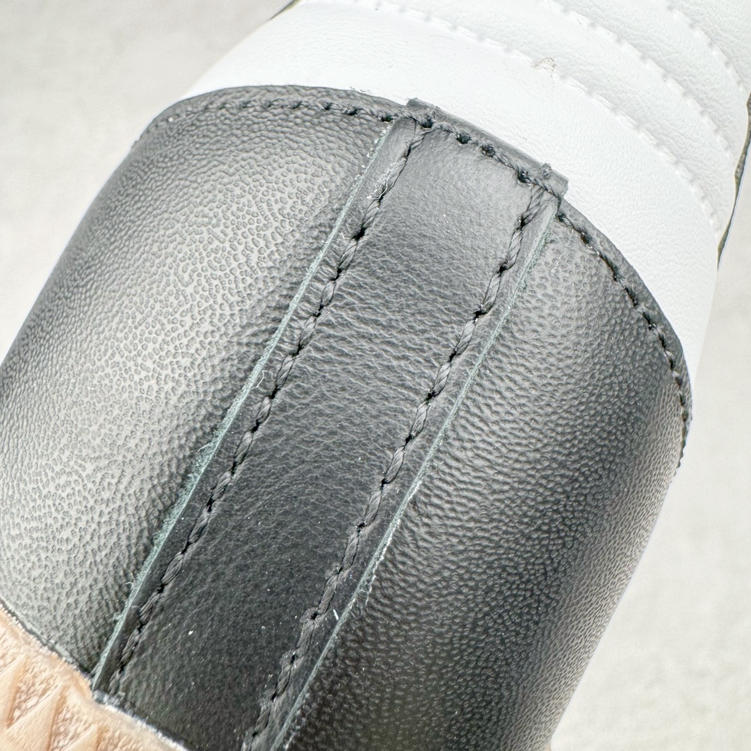 图片[13]-＃CS纯原 AD Original Samba OG 复古经典轻便板鞋 黑白 B75807 原装头层牛皮加持 正确烫金高频细节 原装纳米超迁皮料 独家私模橡胶大底 原盒原配 正确黑色中底布 过宽过胶 这款桑巴鞋展示了高质量的工艺 带有装饰的超锁缝制和无缝的手感 柔软、柔软的皮革造型和标志性的3条纹完成了精致的外观 正规合身鞋带 鞋面上有绒面鞋垫 橡胶鞋底 享受正畸套筒软感 自50年代首次亮相以来就一直在赢得粉丝的青睐 尺码：36 36.5 37.5 38 38.5 39 40 40.5 41 42 42.5 43 44 44.5 45-选品中心