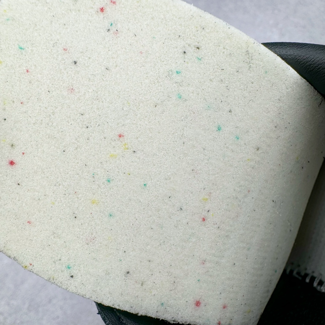 图片[10]-＃CS纯原 AD Original Samba OG 复古经典轻便板鞋 黑白 B75807 原装头层牛皮加持 正确烫金高频细节 原装纳米超迁皮料 独家私模橡胶大底 原盒原配 正确黑色中底布 过宽过胶 这款桑巴鞋展示了高质量的工艺 带有装饰的超锁缝制和无缝的手感 柔软、柔软的皮革造型和标志性的3条纹完成了精致的外观 正规合身鞋带 鞋面上有绒面鞋垫 橡胶鞋底 享受正畸套筒软感 自50年代首次亮相以来就一直在赢得粉丝的青睐 尺码：36 36.5 37.5 38 38.5 39 40 40.5 41 42 42.5 43 44 44.5 45-选品中心