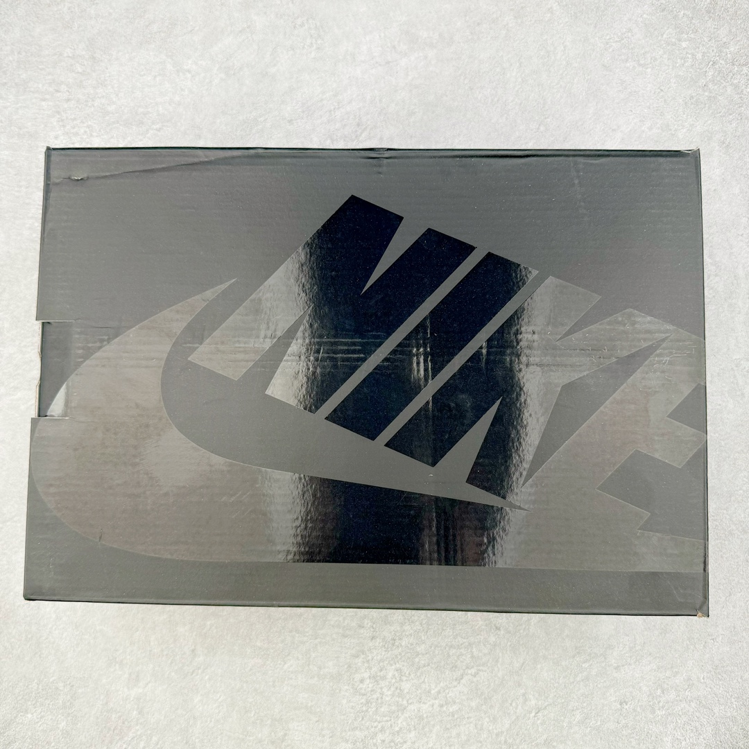 图片[11]-Supreme x NK Air More Uptempo 联名款皮蓬大Air复古文化篮球鞋 920092-001 NK更给予了 Supreme 最大的设计自由度 它看起来就像是在Air More Uptempo 进行了改造 将元年鞋面出现的两侧的大“AIR”字样改成了反光 SUPREME 字样去呈现 同时搭配以白色Swoosh和 Air-Sole气垫大底 让整双鞋一跃成为更切合到 Supreme 街头造型 尺码：36 36.5 37.5 38 38.5 39 40 40.5 41 42 42.5 43 44 44.5 45 46-选品中心