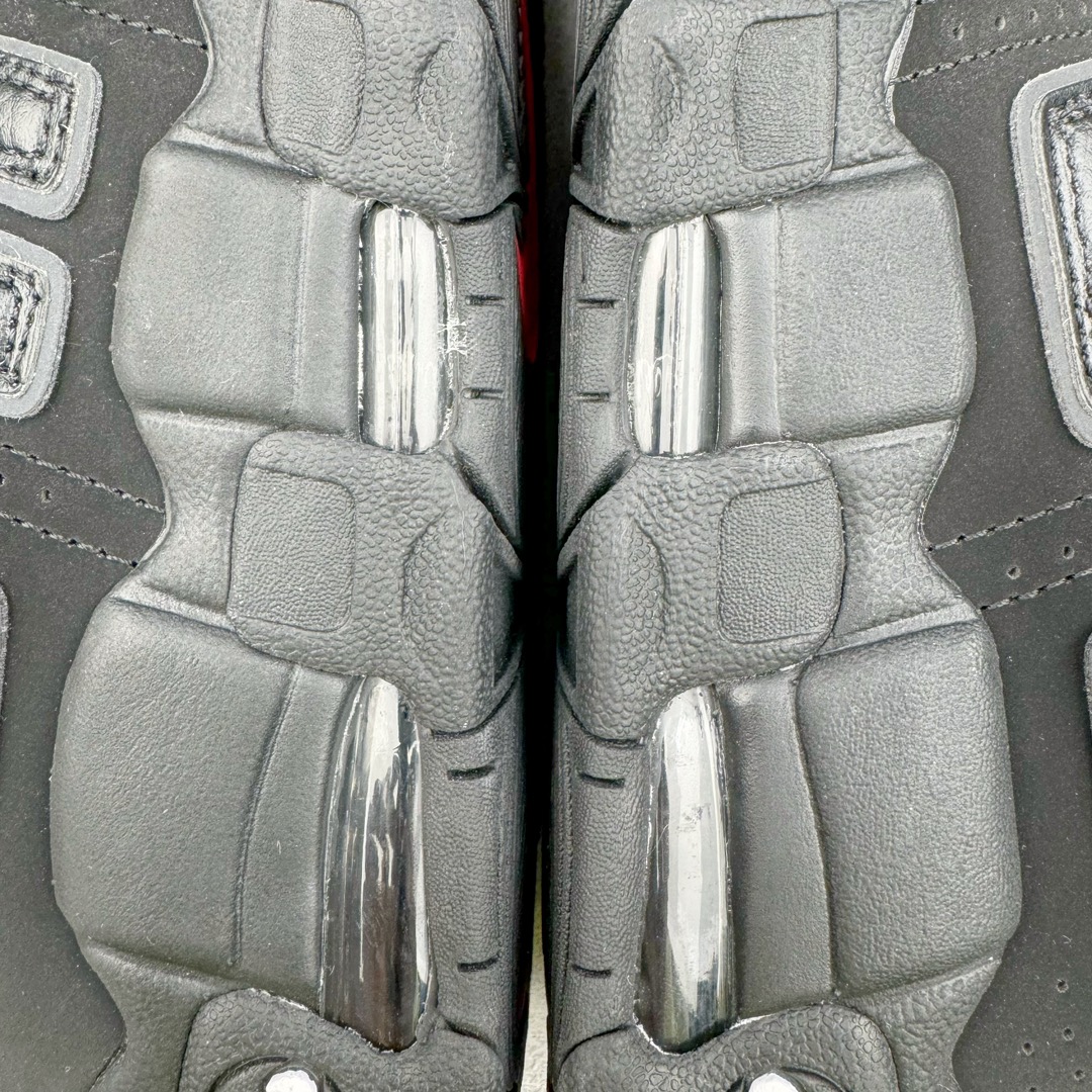 图片[18]-Supreme x NK Air More Uptempo 联名款皮蓬大Air复古文化篮球鞋 920092-001 NK更给予了 Supreme 最大的设计自由度 它看起来就像是在Air More Uptempo 进行了改造 将元年鞋面出现的两侧的大“AIR”字样改成了反光 SUPREME 字样去呈现 同时搭配以白色Swoosh和 Air-Sole气垫大底 让整双鞋一跃成为更切合到 Supreme 街头造型 尺码：36 36.5 37.5 38 38.5 39 40 40.5 41 42 42.5 43 44 44.5 45 46-选品中心