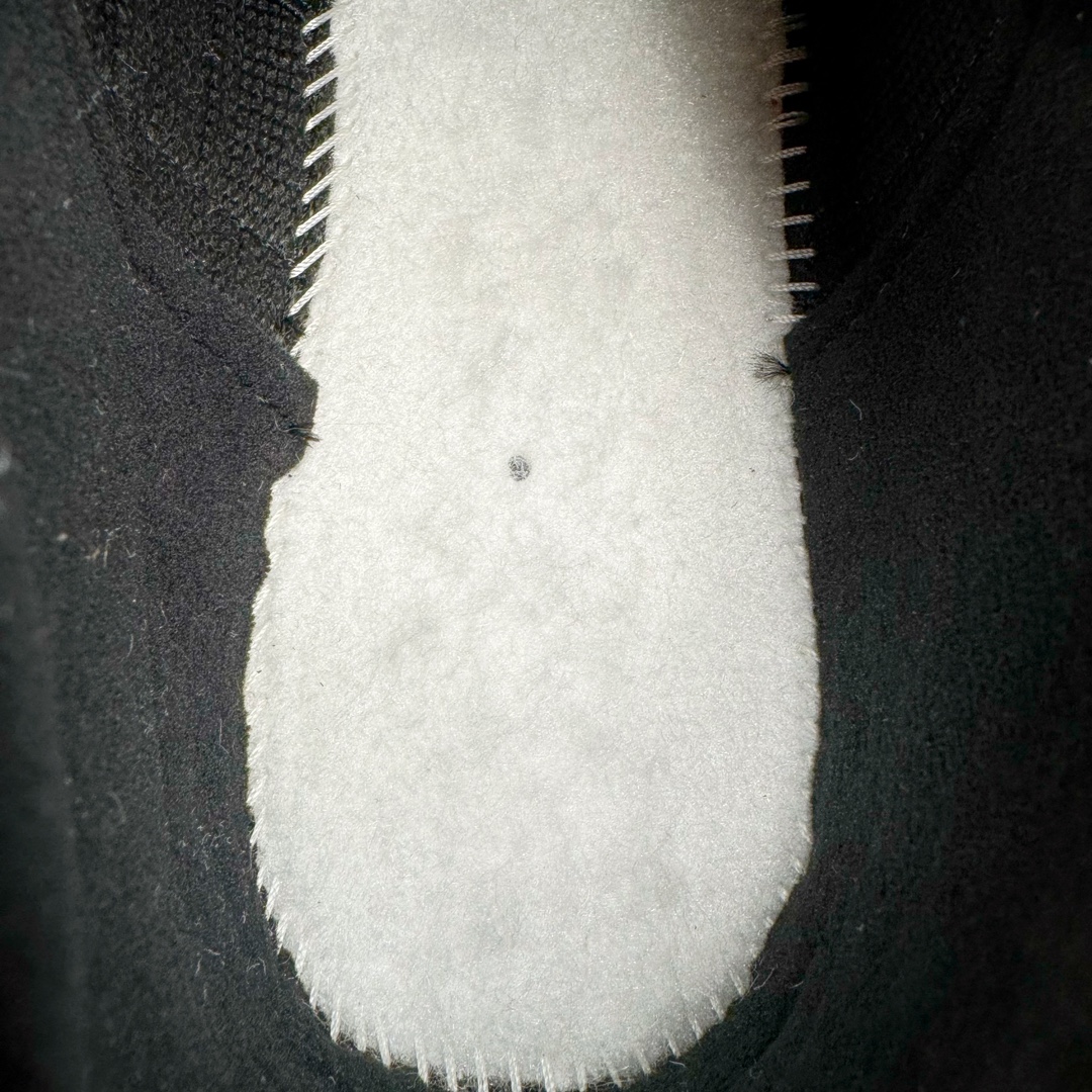 图片[14]-Supreme x NK Air More Uptempo 联名款皮蓬大Air复古文化篮球鞋 920092-001 NK更给予了 Supreme 最大的设计自由度 它看起来就像是在Air More Uptempo 进行了改造 将元年鞋面出现的两侧的大“AIR”字样改成了反光 SUPREME 字样去呈现 同时搭配以白色Swoosh和 Air-Sole气垫大底 让整双鞋一跃成为更切合到 Supreme 街头造型 尺码：36 36.5 37.5 38 38.5 39 40 40.5 41 42 42.5 43 44 44.5 45 46-选品中心