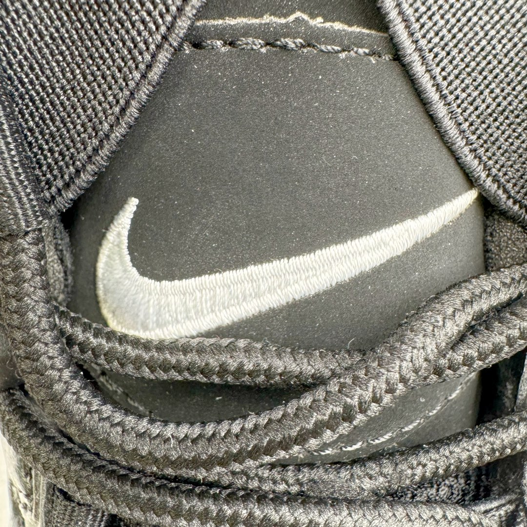 图片[16]-Supreme x NK Air More Uptempo 联名款皮蓬大Air复古文化篮球鞋 920092-001 NK更给予了 Supreme 最大的设计自由度 它看起来就像是在Air More Uptempo 进行了改造 将元年鞋面出现的两侧的大“AIR”字样改成了反光 SUPREME 字样去呈现 同时搭配以白色Swoosh和 Air-Sole气垫大底 让整双鞋一跃成为更切合到 Supreme 街头造型 尺码：36 36.5 37.5 38 38.5 39 40 40.5 41 42 42.5 43 44 44.5 45 46-选品中心