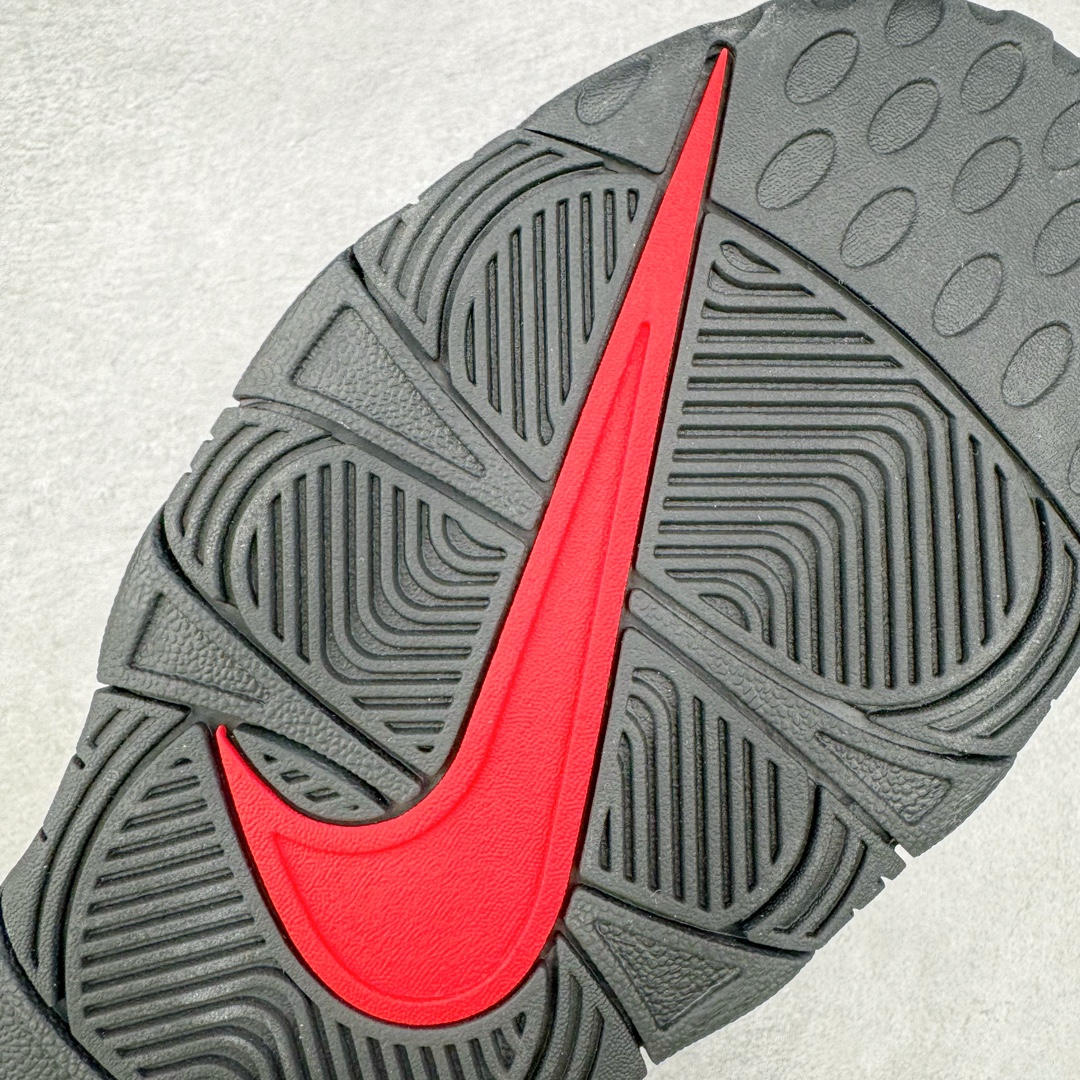 图片[20]-Supreme x NK Air More Uptempo 联名款皮蓬大Air复古文化篮球鞋 920092-001 NK更给予了 Supreme 最大的设计自由度 它看起来就像是在Air More Uptempo 进行了改造 将元年鞋面出现的两侧的大“AIR”字样改成了反光 SUPREME 字样去呈现 同时搭配以白色Swoosh和 Air-Sole气垫大底 让整双鞋一跃成为更切合到 Supreme 街头造型 尺码：36 36.5 37.5 38 38.5 39 40 40.5 41 42 42.5 43 44 44.5 45 46-选品中心