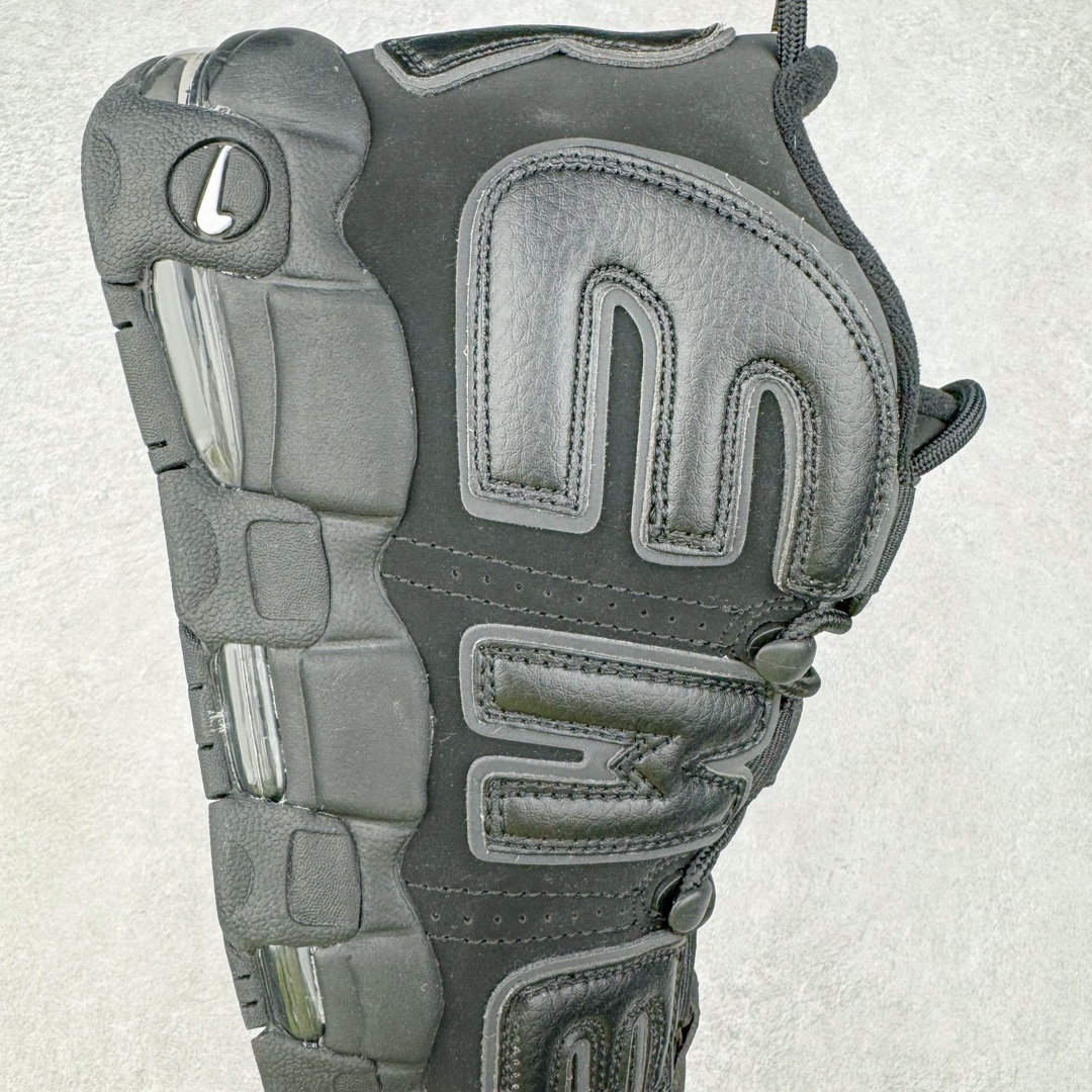 图片[6]-Supreme x NK Air More Uptempo 联名款皮蓬大Air复古文化篮球鞋 920092-001 NK更给予了 Supreme 最大的设计自由度 它看起来就像是在Air More Uptempo 进行了改造 将元年鞋面出现的两侧的大“AIR”字样改成了反光 SUPREME 字样去呈现 同时搭配以白色Swoosh和 Air-Sole气垫大底 让整双鞋一跃成为更切合到 Supreme 街头造型 尺码：36 36.5 37.5 38 38.5 39 40 40.5 41 42 42.5 43 44 44.5 45 46-选品中心