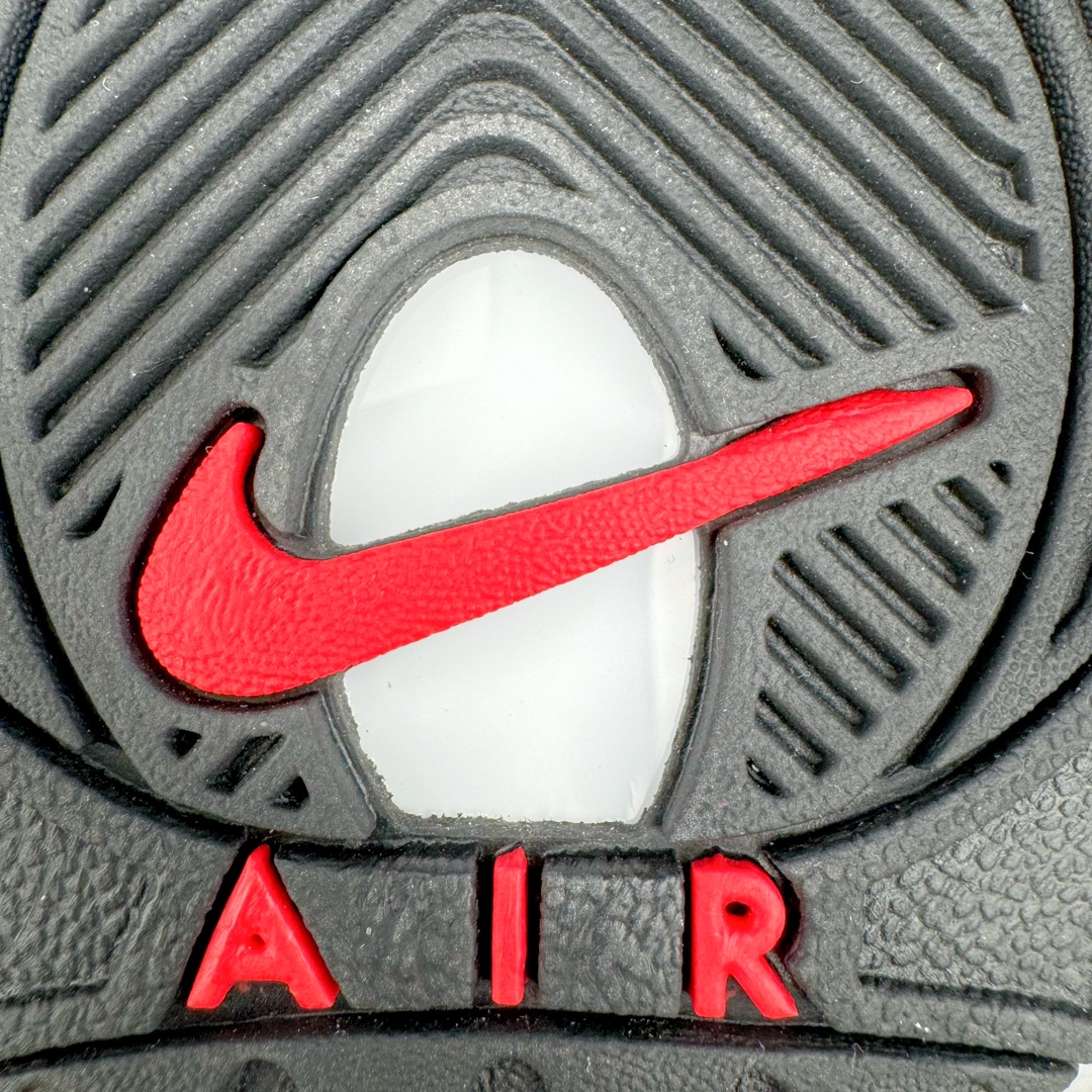 图片[21]-Supreme x NK Air More Uptempo 联名款皮蓬大Air复古文化篮球鞋 920092-001 NK更给予了 Supreme 最大的设计自由度 它看起来就像是在Air More Uptempo 进行了改造 将元年鞋面出现的两侧的大“AIR”字样改成了反光 SUPREME 字样去呈现 同时搭配以白色Swoosh和 Air-Sole气垫大底 让整双鞋一跃成为更切合到 Supreme 街头造型 尺码：36 36.5 37.5 38 38.5 39 40 40.5 41 42 42.5 43 44 44.5 45 46-选品中心