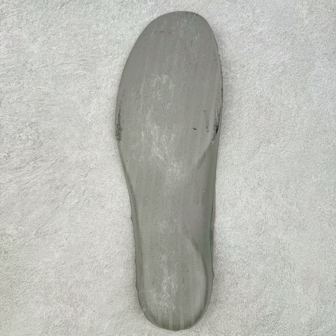 图片[12]-Supreme x NK Air More Uptempo 联名款皮蓬大Air复古文化篮球鞋 920092-001 NK更给予了 Supreme 最大的设计自由度 它看起来就像是在Air More Uptempo 进行了改造 将元年鞋面出现的两侧的大“AIR”字样改成了反光 SUPREME 字样去呈现 同时搭配以白色Swoosh和 Air-Sole气垫大底 让整双鞋一跃成为更切合到 Supreme 街头造型 尺码：36 36.5 37.5 38 38.5 39 40 40.5 41 42 42.5 43 44 44.5 45 46-选品中心