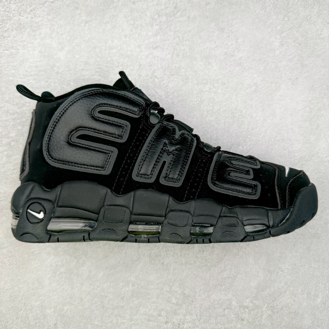 Supreme x NK Air More Uptempo 联名款皮蓬大Air复古文化篮球鞋 920092-001 NK更给予了 Supreme 最大的设计自由度 它看起来就像是在Air More Uptempo 进行了改造 将元年鞋面出现的两侧的大“AIR”字样改成了反光 SUPREME 字样去呈现 同时搭配以白色Swoosh和 Air-Sole气垫大底 让整双鞋一跃成为更切合到 Supreme 街头造型 尺码：36 36.5 37.5 38 38.5 39 40 40.5 41 42 42.5 43 44 44.5 45 46-选品中心