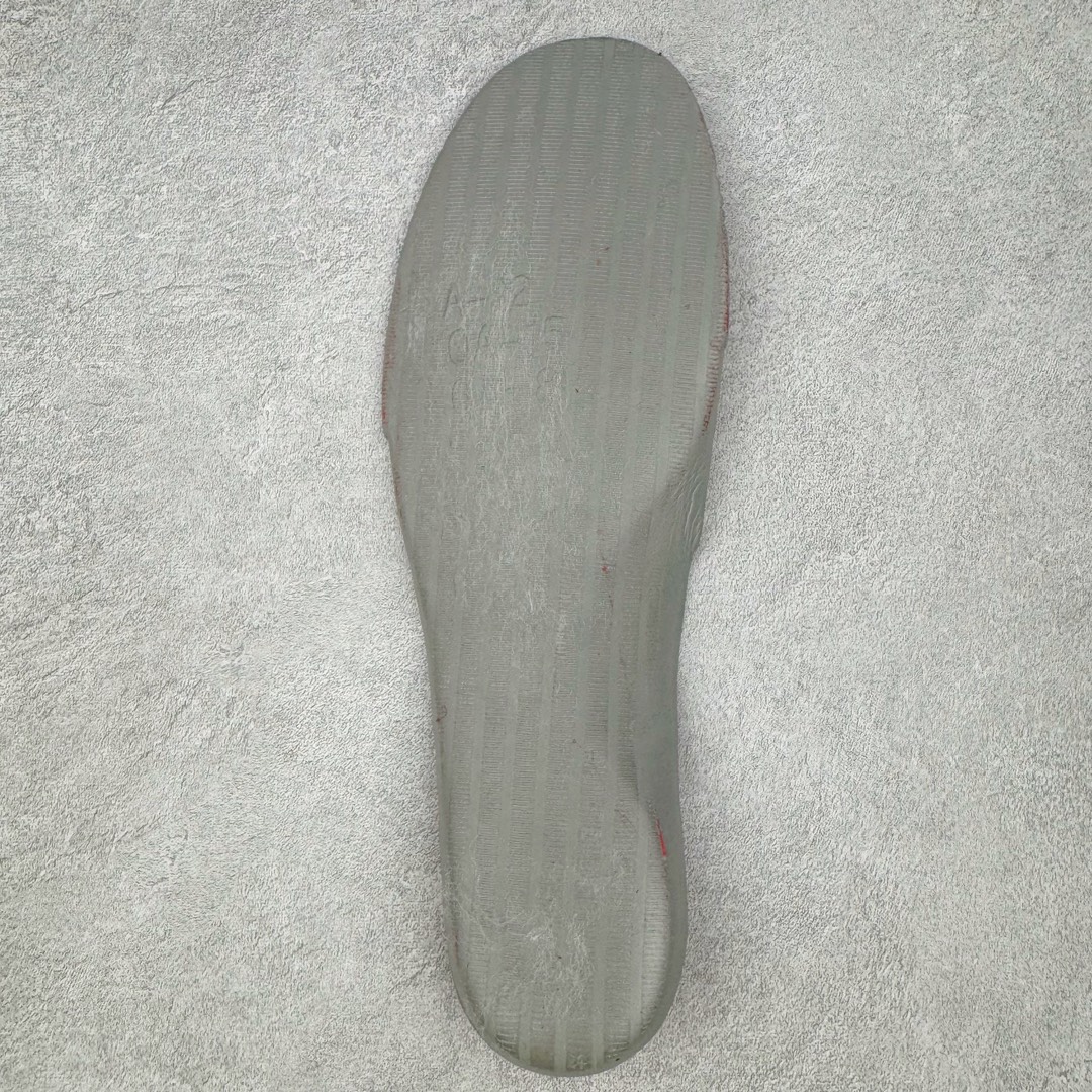 图片[11]-Supreme x NK Air More Uptempo 联名款皮蓬大Air复古文化篮球鞋 920092-600 NK更给予了 Supreme 最大的设计自由度 它看起来就像是在Air More Uptempo 进行了改造 将元年鞋面出现的两侧的大“AIR”字样改成了反光 SUPREME 字样去呈现 同时搭配以白色Swoosh和 Air-Sole气垫大底 让整双鞋一跃成为更切合到 Supreme 街头造型 尺码：36 36.5 37.5 38 38.5 39 40 40.5 41 42 42.5 43 44 44.5 45 46-选品中心