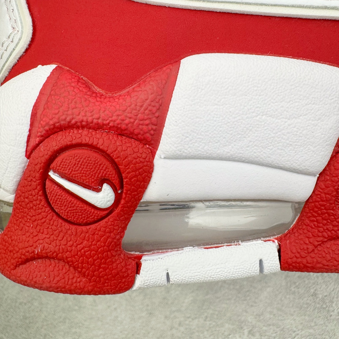 图片[20]-Supreme x NK Air More Uptempo 联名款皮蓬大Air复古文化篮球鞋 920092-600 NK更给予了 Supreme 最大的设计自由度 它看起来就像是在Air More Uptempo 进行了改造 将元年鞋面出现的两侧的大“AIR”字样改成了反光 SUPREME 字样去呈现 同时搭配以白色Swoosh和 Air-Sole气垫大底 让整双鞋一跃成为更切合到 Supreme 街头造型 尺码：36 36.5 37.5 38 38.5 39 40 40.5 41 42 42.5 43 44 44.5 45 46-选品中心