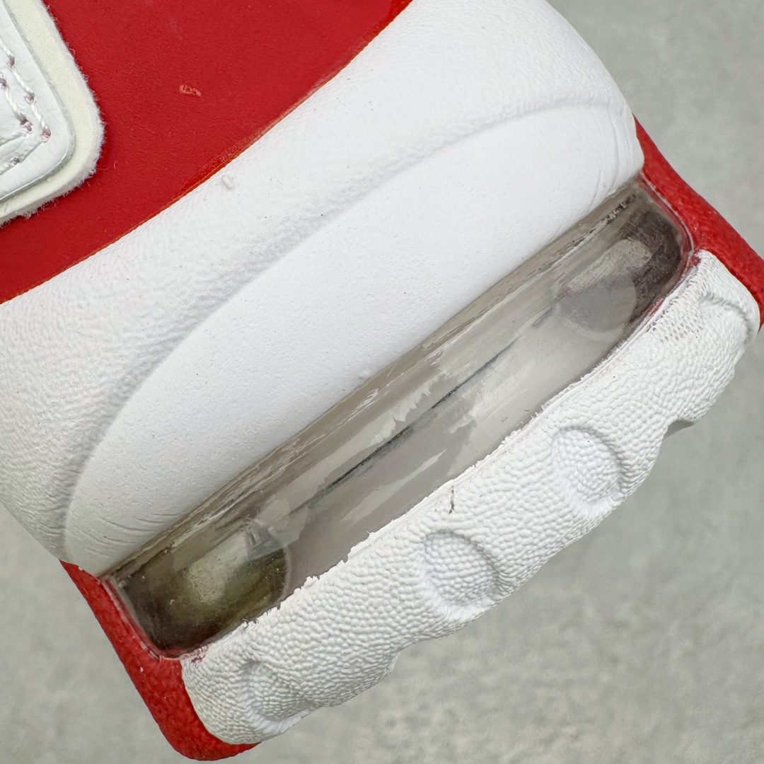 图片[15]-Supreme x NK Air More Uptempo 联名款皮蓬大Air复古文化篮球鞋 920092-600 NK更给予了 Supreme 最大的设计自由度 它看起来就像是在Air More Uptempo 进行了改造 将元年鞋面出现的两侧的大“AIR”字样改成了反光 SUPREME 字样去呈现 同时搭配以白色Swoosh和 Air-Sole气垫大底 让整双鞋一跃成为更切合到 Supreme 街头造型 尺码：36 36.5 37.5 38 38.5 39 40 40.5 41 42 42.5 43 44 44.5 45 46-选品中心