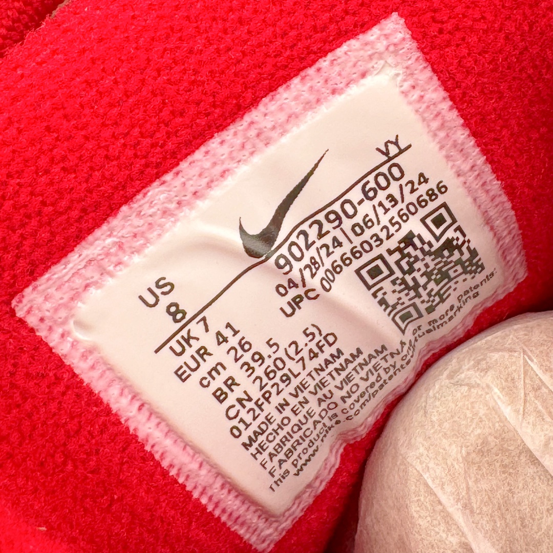 图片[13]-Supreme x NK Air More Uptempo 联名款皮蓬大Air复古文化篮球鞋 920092-600 NK更给予了 Supreme 最大的设计自由度 它看起来就像是在Air More Uptempo 进行了改造 将元年鞋面出现的两侧的大“AIR”字样改成了反光 SUPREME 字样去呈现 同时搭配以白色Swoosh和 Air-Sole气垫大底 让整双鞋一跃成为更切合到 Supreme 街头造型 尺码：36 36.5 37.5 38 38.5 39 40 40.5 41 42 42.5 43 44 44.5 45 46-选品中心