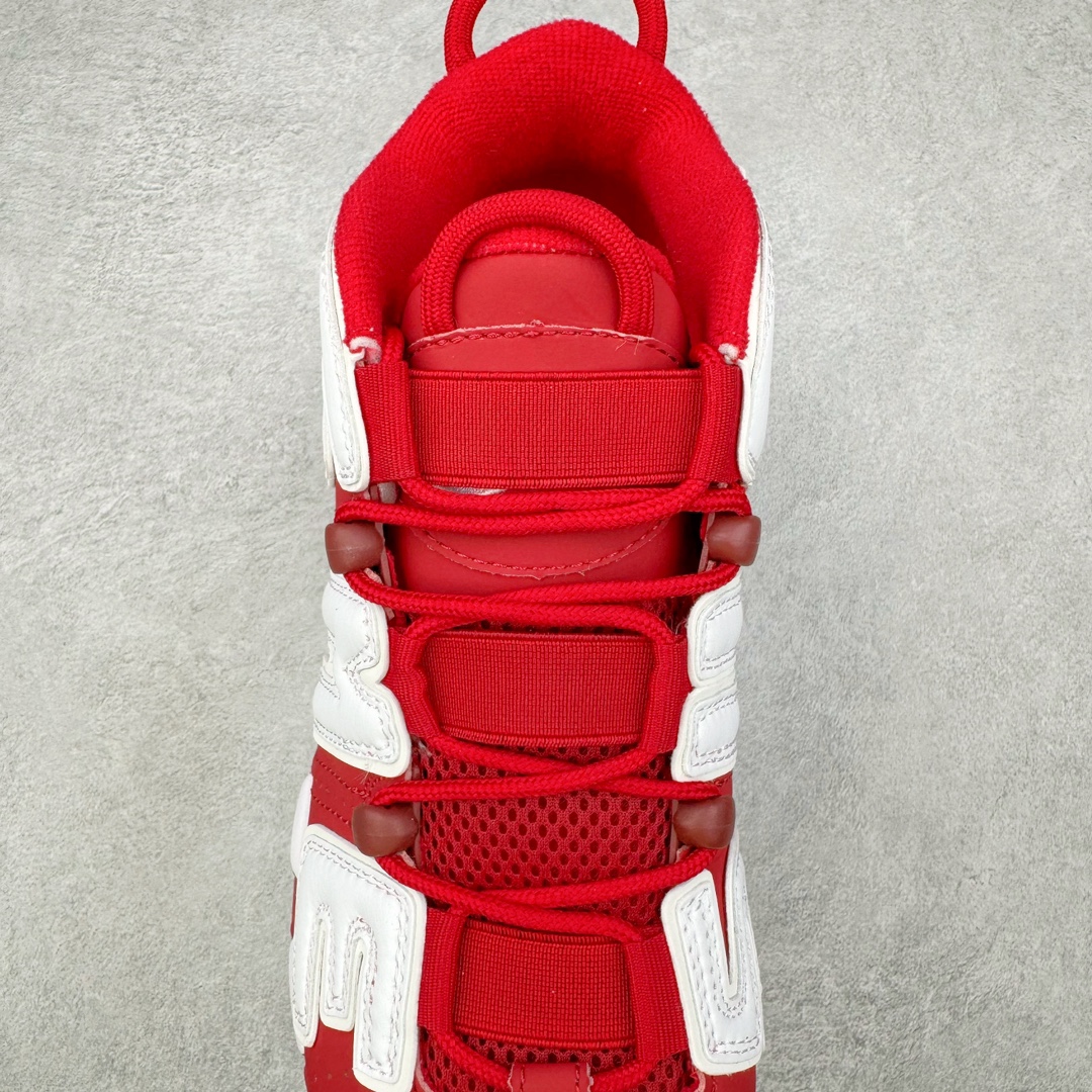 图片[5]-Supreme x NK Air More Uptempo 联名款皮蓬大Air复古文化篮球鞋 920092-600 NK更给予了 Supreme 最大的设计自由度 它看起来就像是在Air More Uptempo 进行了改造 将元年鞋面出现的两侧的大“AIR”字样改成了反光 SUPREME 字样去呈现 同时搭配以白色Swoosh和 Air-Sole气垫大底 让整双鞋一跃成为更切合到 Supreme 街头造型 尺码：36 36.5 37.5 38 38.5 39 40 40.5 41 42 42.5 43 44 44.5 45 46-选品中心