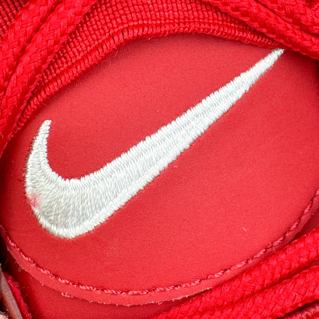 图片[14]-Supreme x NK Air More Uptempo 联名款皮蓬大Air复古文化篮球鞋 920092-600 NK更给予了 Supreme 最大的设计自由度 它看起来就像是在Air More Uptempo 进行了改造 将元年鞋面出现的两侧的大“AIR”字样改成了反光 SUPREME 字样去呈现 同时搭配以白色Swoosh和 Air-Sole气垫大底 让整双鞋一跃成为更切合到 Supreme 街头造型 尺码：36 36.5 37.5 38 38.5 39 40 40.5 41 42 42.5 43 44 44.5 45 46-选品中心