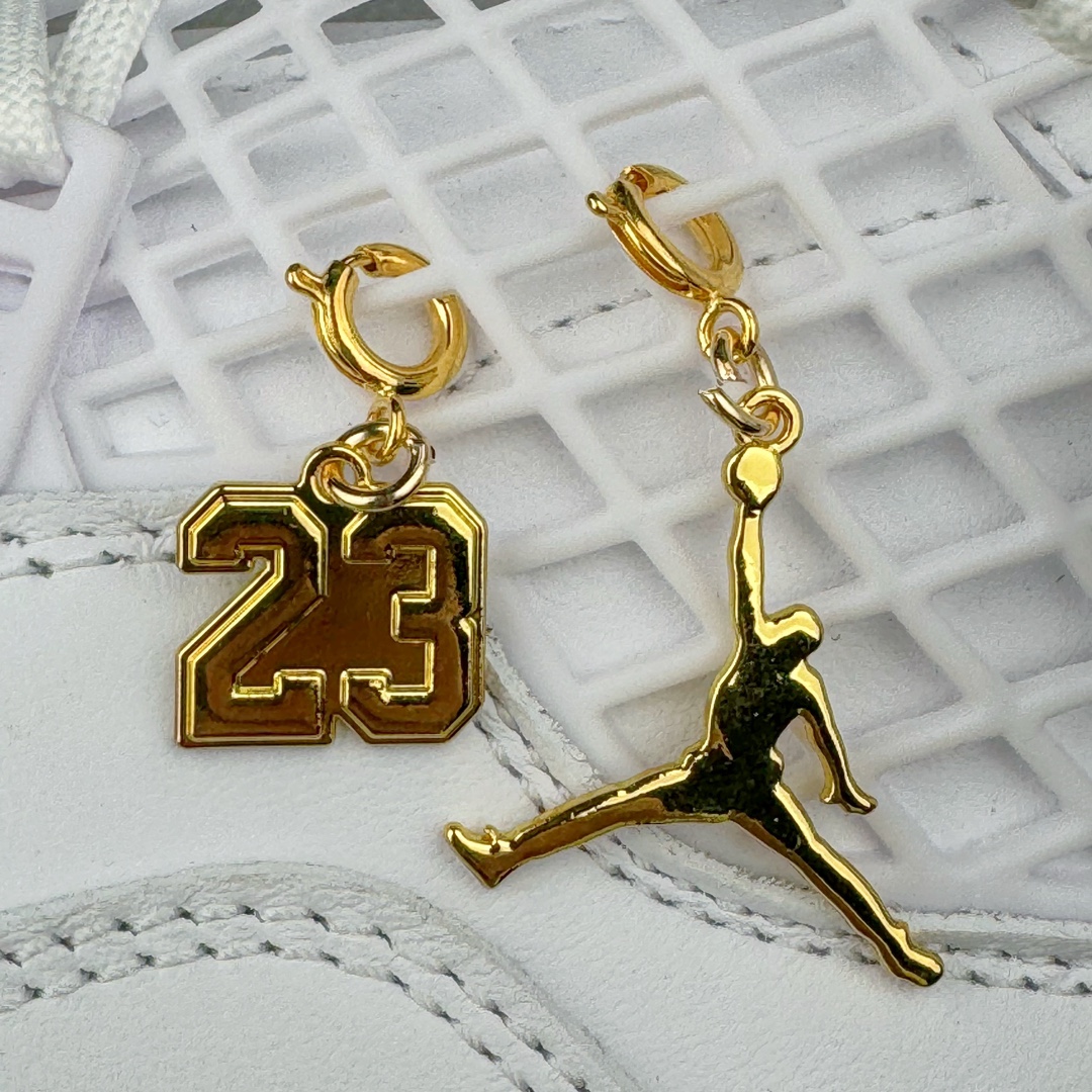 图片[18]-Air Jordan AJ4 NET FN7251-107 采用全新的全白色皮革为基底，重塑经典鞋型的轮廓。值得注意的是，在鞋舌周围融入延展网状设计，这一创新细节不仅是对 Air Jordan 系列经典元素的致敬，更通过 “ 网 ” 这一独特元素，为传统设计注入了现代感。鞋底采用坚韧耐用的橡胶材质，保证了穿着的稳定性与耐磨性。鞋跟内置缓冲空气装置，为穿着者带来更加舒适与稳定的支撑体验。而金属金色飞人吊牌，为整双鞋增添了奢华与高贵的质感。尺码：36 36.5 37.5 38 38.5 39 40 40.5 41 42 42.5 43 44 44.5 45 46 47.5-选品中心