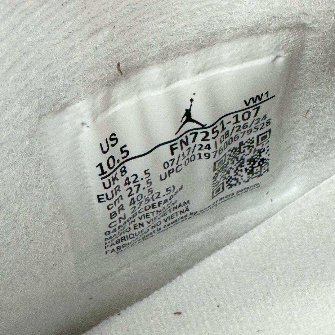 图片[12]-Air Jordan AJ4 NET FN7251-107 采用全新的全白色皮革为基底，重塑经典鞋型的轮廓。值得注意的是，在鞋舌周围融入延展网状设计，这一创新细节不仅是对 Air Jordan 系列经典元素的致敬，更通过 “ 网 ” 这一独特元素，为传统设计注入了现代感。鞋底采用坚韧耐用的橡胶材质，保证了穿着的稳定性与耐磨性。鞋跟内置缓冲空气装置，为穿着者带来更加舒适与稳定的支撑体验。而金属金色飞人吊牌，为整双鞋增添了奢华与高贵的质感。尺码：36 36.5 37.5 38 38.5 39 40 40.5 41 42 42.5 43 44 44.5 45 46 47.5-选品中心