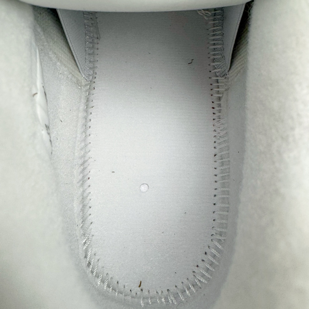 图片[11]-Air Jordan AJ4 NET FN7251-107 采用全新的全白色皮革为基底，重塑经典鞋型的轮廓。值得注意的是，在鞋舌周围融入延展网状设计，这一创新细节不仅是对 Air Jordan 系列经典元素的致敬，更通过 “ 网 ” 这一独特元素，为传统设计注入了现代感。鞋底采用坚韧耐用的橡胶材质，保证了穿着的稳定性与耐磨性。鞋跟内置缓冲空气装置，为穿着者带来更加舒适与稳定的支撑体验。而金属金色飞人吊牌，为整双鞋增添了奢华与高贵的质感。尺码：36 36.5 37.5 38 38.5 39 40 40.5 41 42 42.5 43 44 44.5 45 46 47.5-选品中心