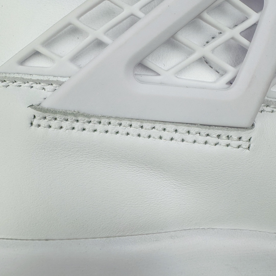 图片[17]-Air Jordan AJ4 NET FN7251-107 采用全新的全白色皮革为基底，重塑经典鞋型的轮廓。值得注意的是，在鞋舌周围融入延展网状设计，这一创新细节不仅是对 Air Jordan 系列经典元素的致敬，更通过 “ 网 ” 这一独特元素，为传统设计注入了现代感。鞋底采用坚韧耐用的橡胶材质，保证了穿着的稳定性与耐磨性。鞋跟内置缓冲空气装置，为穿着者带来更加舒适与稳定的支撑体验。而金属金色飞人吊牌，为整双鞋增添了奢华与高贵的质感。尺码：36 36.5 37.5 38 38.5 39 40 40.5 41 42 42.5 43 44 44.5 45 46 47.5-选品中心