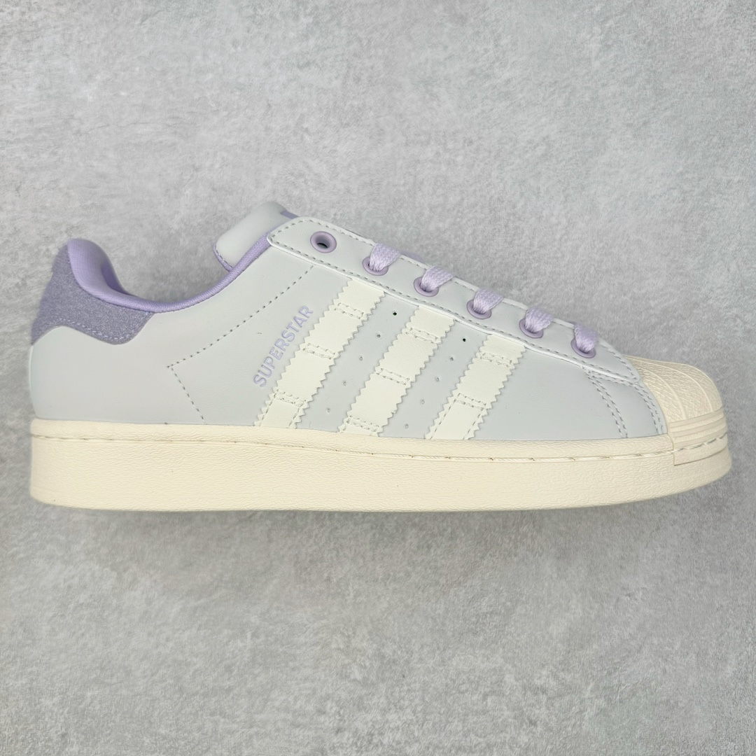 AD Originals Superstar 经典复古贝壳头板鞋 IF1804 诞生于1969年 是第一双将全皮面鞋 身与橡胶鞋头结合在一起的低帮篮球鞋 Superstar最开始 是作为高帮篮球鞋Pro Model的低帮版本而出现的 但因为其独特和醒目的橡胶鞋头造型而让大家熟知 被大家形象地称为\\\