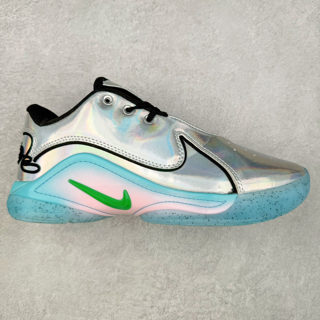 NK LeBron XXII 詹姆斯22代签名实战篮球鞋 FZ1095-106 采用全新中足鞋鞍翼结构，作为护栏保护的同时提供自然的控制感和稳定性，令下一代运动员能够自信锁定、起跳并突破极限。该鞋款中底还采用了Cushlon 2.0泡绵，以提升每一步的舒适感受，同时后掌与前掌的Air Zoom技术确保强劲的推进力和柔软的落地感。低帮设计助力运动员保持场地感，在维持控制的同时能够毫无拘束地移动。外底，包括抓地区域，专为支持关键动作而设计，例如勒布朗的试探步、反向转身、起跳和后撤步。LeBron XXII融合了性能与奢华，采用优质材料、高性能结构和精致细节，旨在满足从硬木球场到好莱坞聚光灯下多种场地与场景的需求。勒布朗的个人风格贯穿整双鞋款，从受其设计影响获得启发的大胆、颠覆性配色，到融入后跟的个人签名，赋予鞋款独特又极具个人特色的质感。尺码：40 40.5 41 42 42.5 43 44 44.5 45 46-选品中心