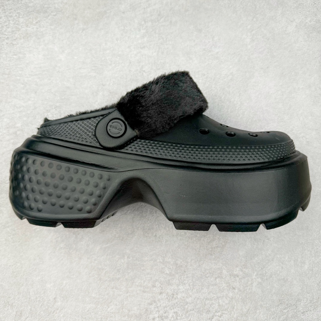 ＃DG莞产 Crocs Stomp 卡骆驰保暖雪屋蓬蓬暖靴雪地靴凉鞋 超强LiteRide科技缓震鞋垫加持 官方2023最新款 透明防水袋包装 注意配件需单独购买 超轻Croslite专利材料打造 鞋面更加耐用易清洗 该鞋款轻盈舒适 2002年 经典克骆格诞生 秉承外形简单 穿着舒适的初衷 不断为消费者带来舒适的穿着体验 穿出“趣”味 鞋面洞洞可搭彰显个性的智必星 一鞋两穿 可调节式后跟带增添鞋身的稳固性能 放前面变成愜意舒适的凉拖 放后面行走跑跳更加稳妥 Croslite ™材料 封闭式细胞树脂 能够在体温作用下自动变形以适应脚部形状 涉水性优秀的同时易于清洁 抓地力强 不易打滑 Crocs的核心理念：轻便 灵活 全方位的舒适感 同步官方尺码：M4（36-37） M5（37-38）M6（38-39）M7（39-40）M8（41-42）M9（42-43）M10（43-44）M11（45-46）-选品中心