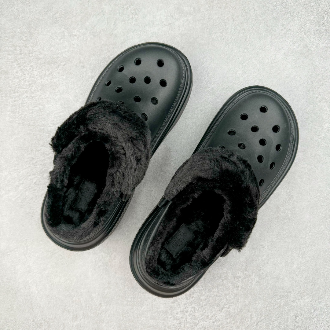 图片[3]-＃DG莞产 Crocs Stomp 卡骆驰保暖雪屋蓬蓬暖靴雪地靴凉鞋 超强LiteRide科技缓震鞋垫加持 官方2023最新款 透明防水袋包装 注意配件需单独购买 超轻Croslite专利材料打造 鞋面更加耐用易清洗 该鞋款轻盈舒适 2002年 经典克骆格诞生 秉承外形简单 穿着舒适的初衷 不断为消费者带来舒适的穿着体验 穿出“趣”味 鞋面洞洞可搭彰显个性的智必星 一鞋两穿 可调节式后跟带增添鞋身的稳固性能 放前面变成愜意舒适的凉拖 放后面行走跑跳更加稳妥 Croslite ™材料 封闭式细胞树脂 能够在体温作用下自动变形以适应脚部形状 涉水性优秀的同时易于清洁 抓地力强 不易打滑 Crocs的核心理念：轻便 灵活 全方位的舒适感 同步官方尺码：M4（36-37） M5（37-38）M6（38-39）M7（39-40）M8（41-42）M9（42-43）M10（43-44）M11（45-46）-选品中心