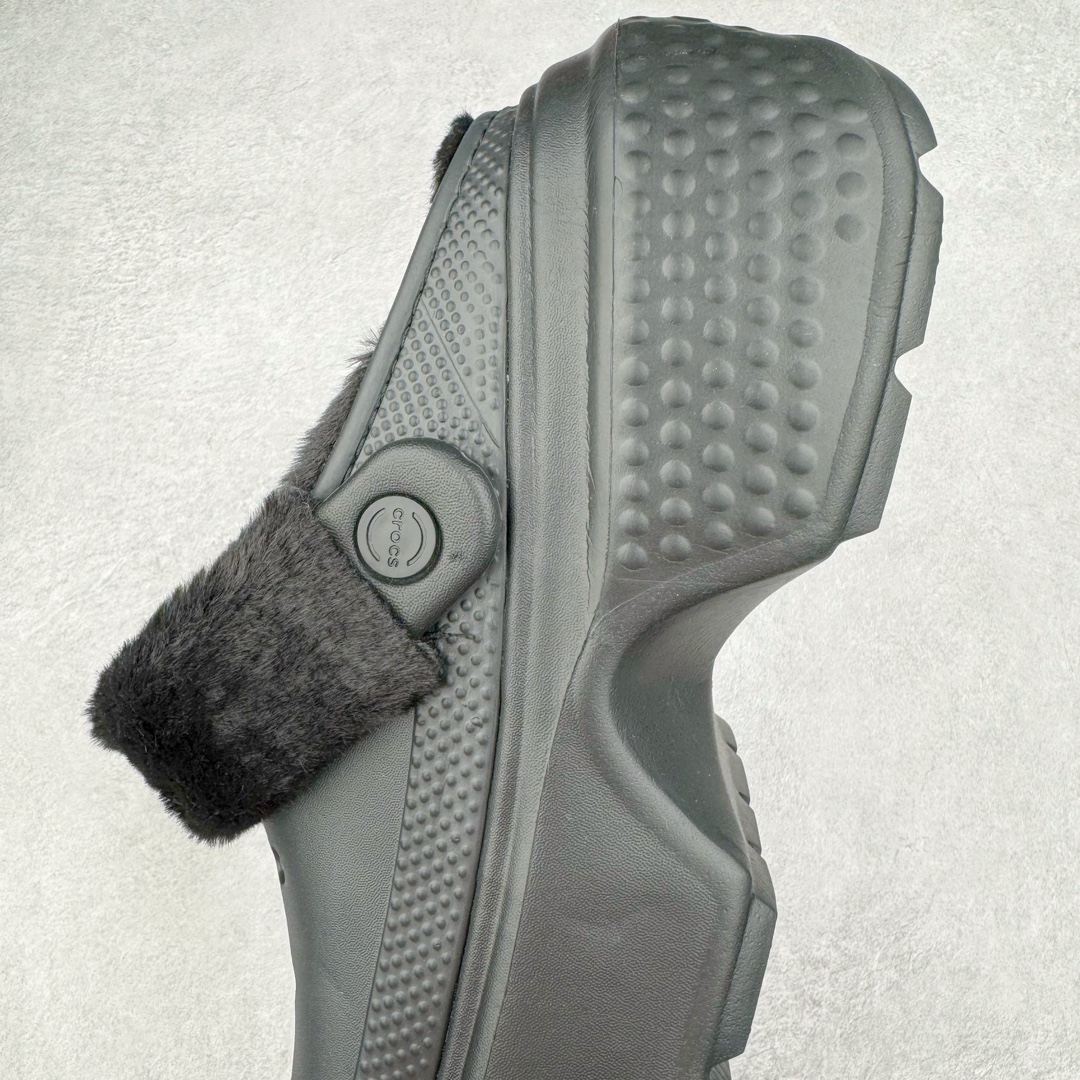 图片[7]-＃DG莞产 Crocs Stomp 卡骆驰保暖雪屋蓬蓬暖靴雪地靴凉鞋 超强LiteRide科技缓震鞋垫加持 官方2023最新款 透明防水袋包装 注意配件需单独购买 超轻Croslite专利材料打造 鞋面更加耐用易清洗 该鞋款轻盈舒适 2002年 经典克骆格诞生 秉承外形简单 穿着舒适的初衷 不断为消费者带来舒适的穿着体验 穿出“趣”味 鞋面洞洞可搭彰显个性的智必星 一鞋两穿 可调节式后跟带增添鞋身的稳固性能 放前面变成愜意舒适的凉拖 放后面行走跑跳更加稳妥 Croslite ™材料 封闭式细胞树脂 能够在体温作用下自动变形以适应脚部形状 涉水性优秀的同时易于清洁 抓地力强 不易打滑 Crocs的核心理念：轻便 灵活 全方位的舒适感 同步官方尺码：M4（36-37） M5（37-38）M6（38-39）M7（39-40）M8（41-42）M9（42-43）M10（43-44）M11（45-46）-选品中心