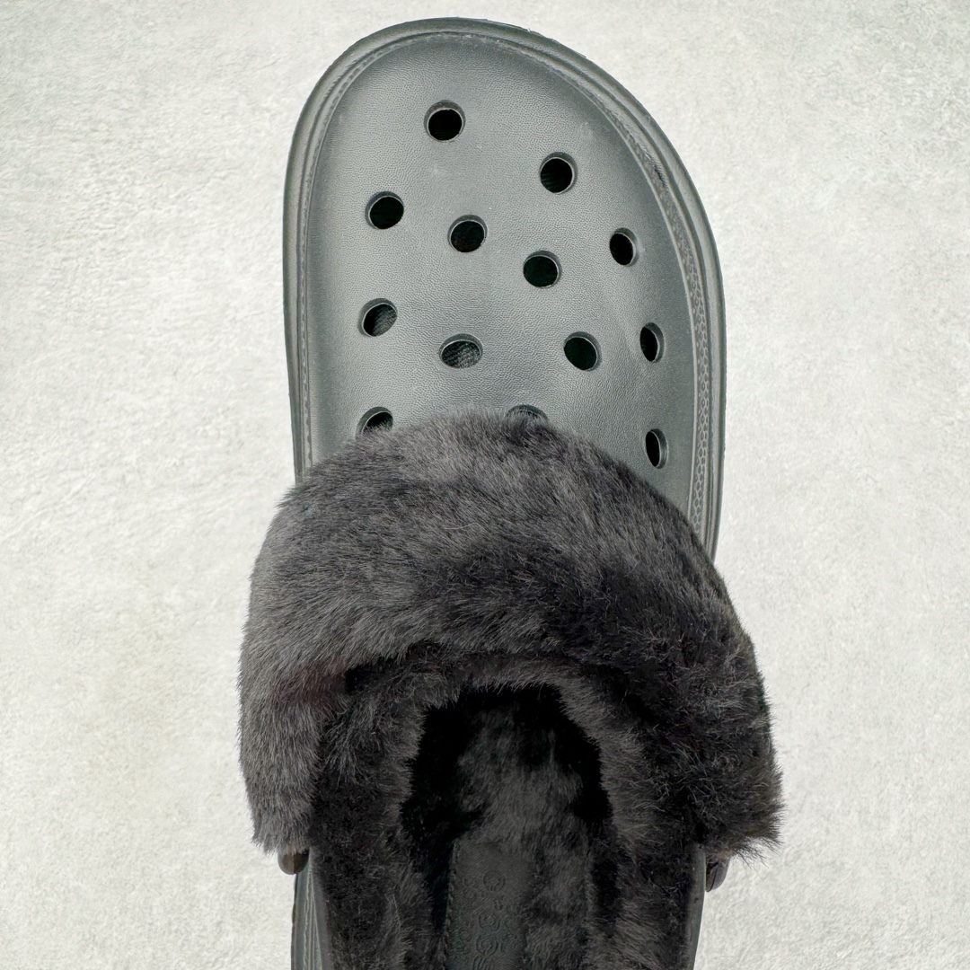 图片[4]-＃DG莞产 Crocs Stomp 卡骆驰保暖雪屋蓬蓬暖靴雪地靴凉鞋 超强LiteRide科技缓震鞋垫加持 官方2023最新款 透明防水袋包装 注意配件需单独购买 超轻Croslite专利材料打造 鞋面更加耐用易清洗 该鞋款轻盈舒适 2002年 经典克骆格诞生 秉承外形简单 穿着舒适的初衷 不断为消费者带来舒适的穿着体验 穿出“趣”味 鞋面洞洞可搭彰显个性的智必星 一鞋两穿 可调节式后跟带增添鞋身的稳固性能 放前面变成愜意舒适的凉拖 放后面行走跑跳更加稳妥 Croslite ™材料 封闭式细胞树脂 能够在体温作用下自动变形以适应脚部形状 涉水性优秀的同时易于清洁 抓地力强 不易打滑 Crocs的核心理念：轻便 灵活 全方位的舒适感 同步官方尺码：M4（36-37） M5（37-38）M6（38-39）M7（39-40）M8（41-42）M9（42-43）M10（43-44）M11（45-46）-选品中心