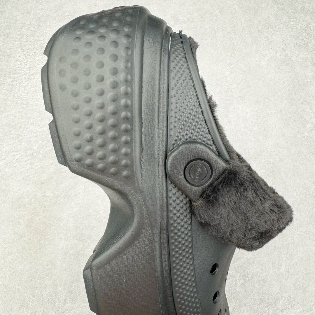 图片[6]-＃DG莞产 Crocs Stomp 卡骆驰保暖雪屋蓬蓬暖靴雪地靴凉鞋 超强LiteRide科技缓震鞋垫加持 官方2023最新款 透明防水袋包装 注意配件需单独购买 超轻Croslite专利材料打造 鞋面更加耐用易清洗 该鞋款轻盈舒适 2002年 经典克骆格诞生 秉承外形简单 穿着舒适的初衷 不断为消费者带来舒适的穿着体验 穿出“趣”味 鞋面洞洞可搭彰显个性的智必星 一鞋两穿 可调节式后跟带增添鞋身的稳固性能 放前面变成愜意舒适的凉拖 放后面行走跑跳更加稳妥 Croslite ™材料 封闭式细胞树脂 能够在体温作用下自动变形以适应脚部形状 涉水性优秀的同时易于清洁 抓地力强 不易打滑 Crocs的核心理念：轻便 灵活 全方位的舒适感 同步官方尺码：M4（36-37） M5（37-38）M6（38-39）M7（39-40）M8（41-42）M9（42-43）M10（43-44）M11（45-46）-选品中心