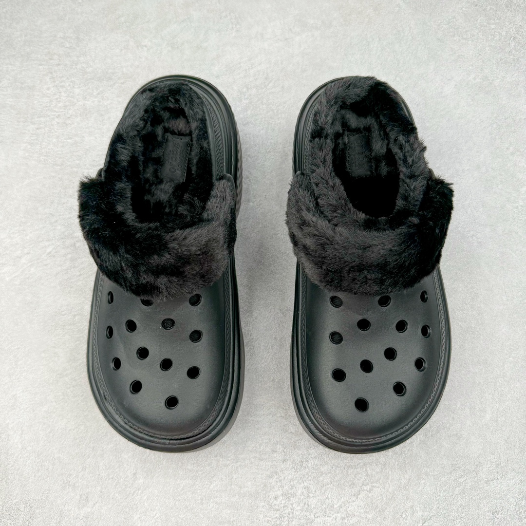 图片[2]-＃DG莞产 Crocs Stomp 卡骆驰保暖雪屋蓬蓬暖靴雪地靴凉鞋 超强LiteRide科技缓震鞋垫加持 官方2023最新款 透明防水袋包装 注意配件需单独购买 超轻Croslite专利材料打造 鞋面更加耐用易清洗 该鞋款轻盈舒适 2002年 经典克骆格诞生 秉承外形简单 穿着舒适的初衷 不断为消费者带来舒适的穿着体验 穿出“趣”味 鞋面洞洞可搭彰显个性的智必星 一鞋两穿 可调节式后跟带增添鞋身的稳固性能 放前面变成愜意舒适的凉拖 放后面行走跑跳更加稳妥 Croslite ™材料 封闭式细胞树脂 能够在体温作用下自动变形以适应脚部形状 涉水性优秀的同时易于清洁 抓地力强 不易打滑 Crocs的核心理念：轻便 灵活 全方位的舒适感 同步官方尺码：M4（36-37） M5（37-38）M6（38-39）M7（39-40）M8（41-42）M9（42-43）M10（43-44）M11（45-46）-选品中心